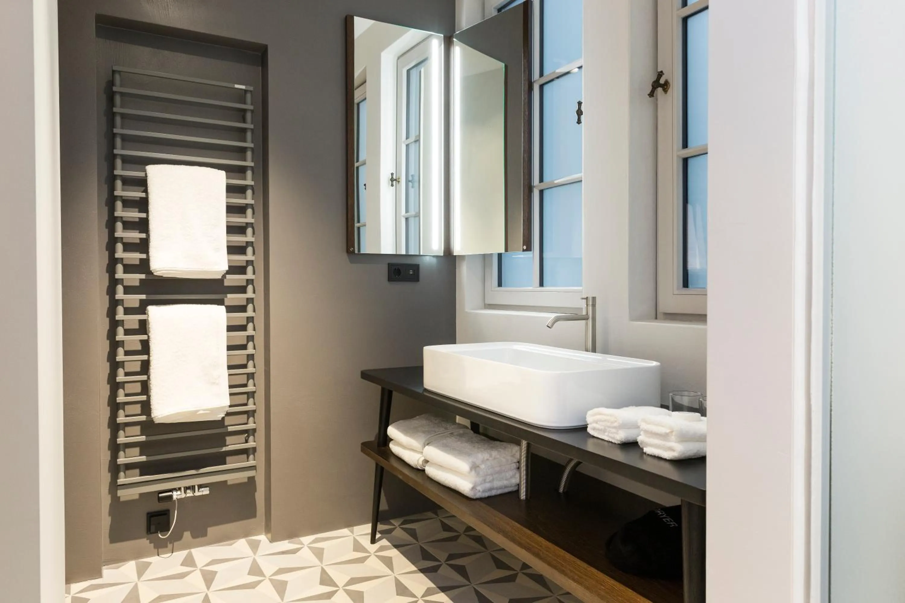 Bathroom, Bed in Goldenstern Townhouse