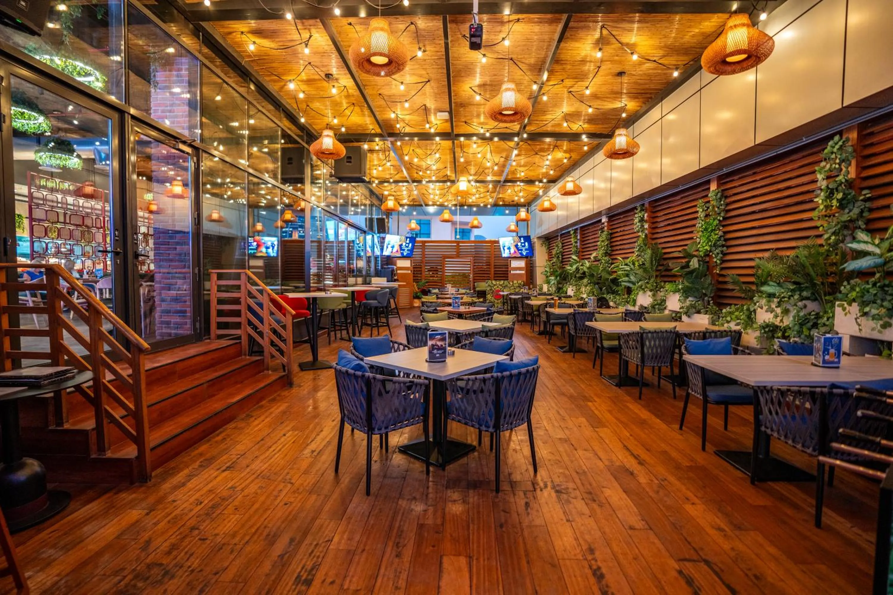 Restaurant/places to eat in Millennium Place Dubai Marina