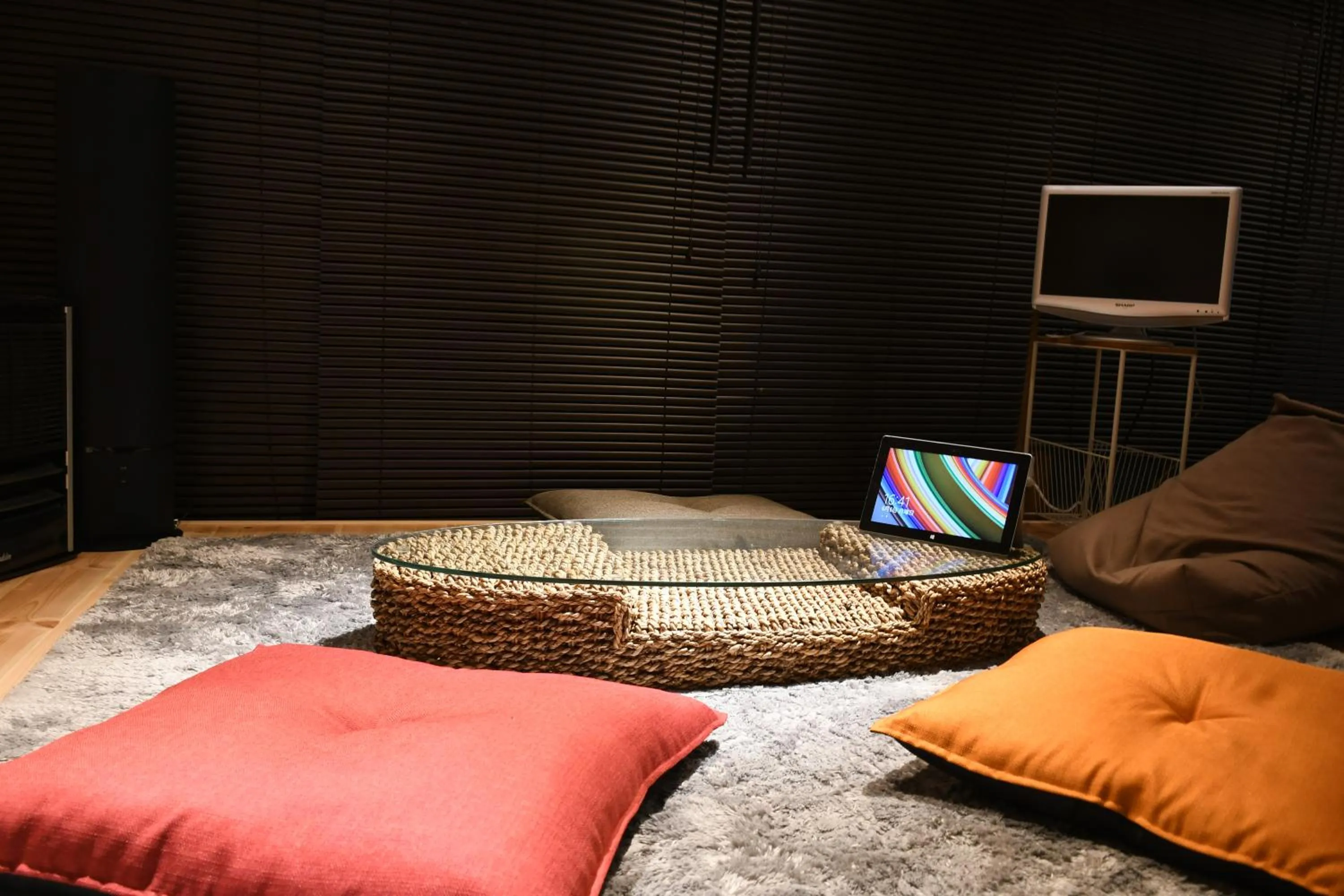 Communal lounge/ TV room, Bed in Tsubaki - the best guesthouse in Inawashiro -