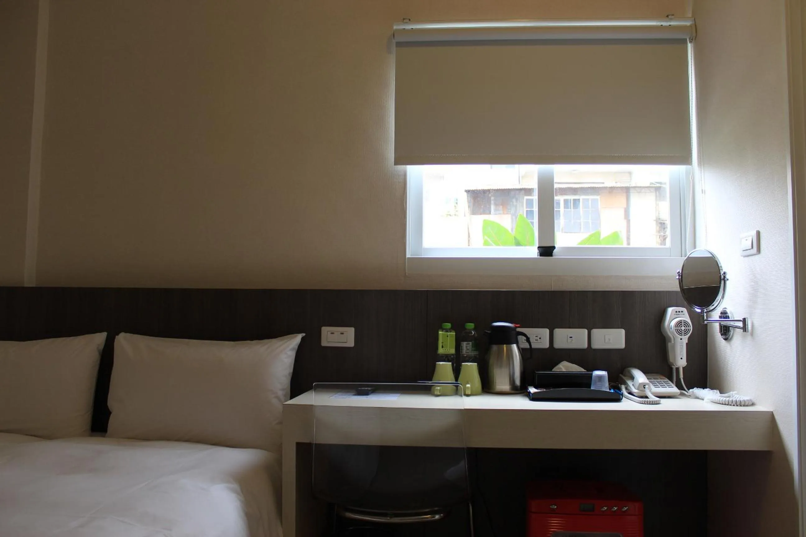Property building, Bed in Sunnyside Hotel