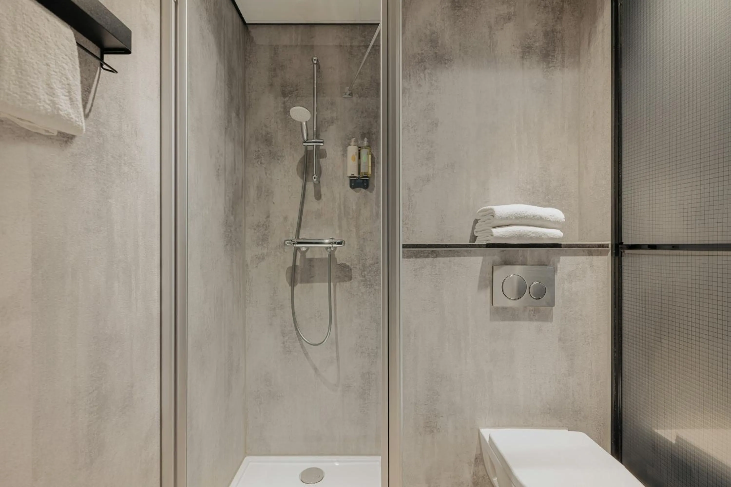 Bathroom in Leonardo Hotel Amsterdam Leidse Square