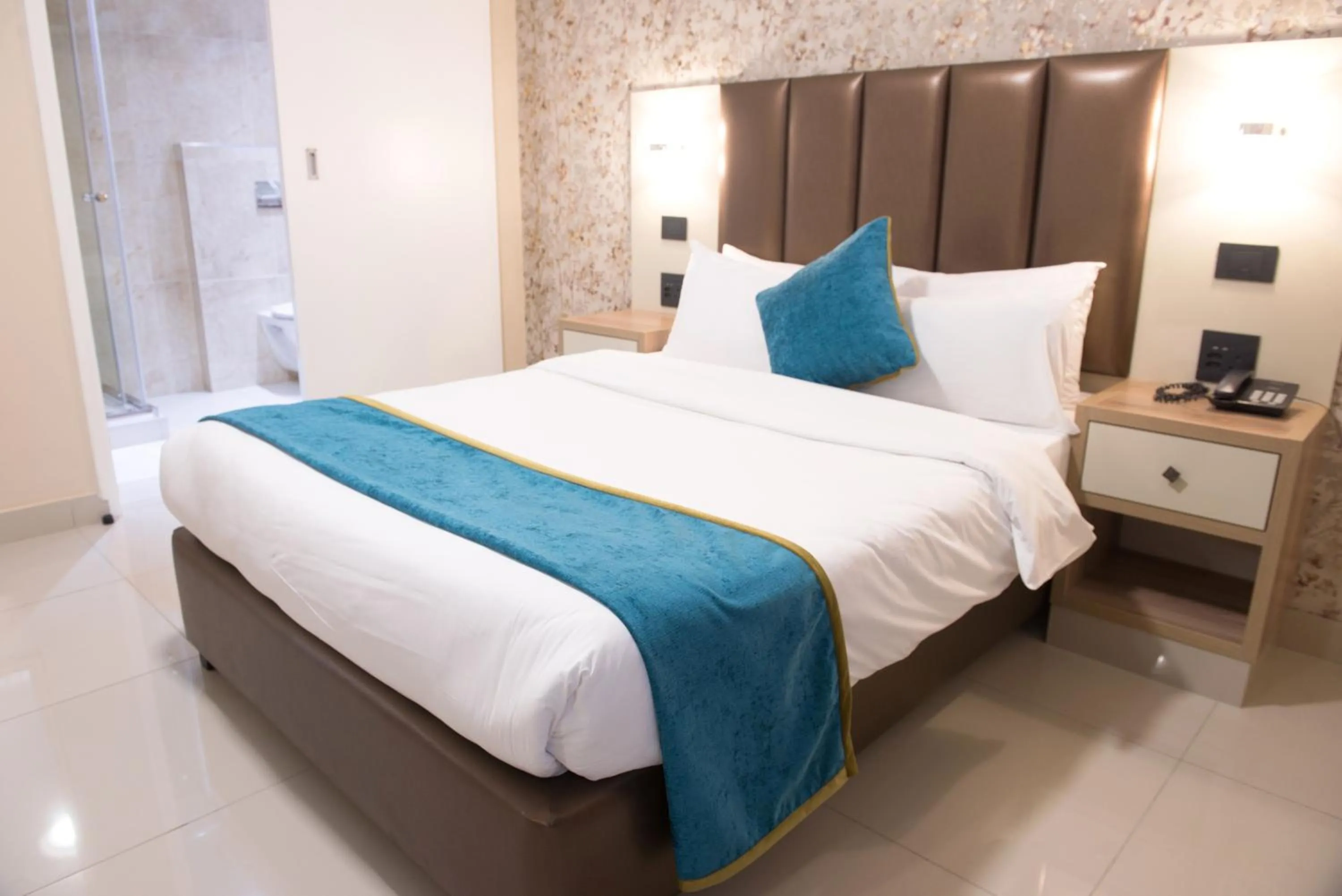 Bedroom, Bed in Britannia Hotel