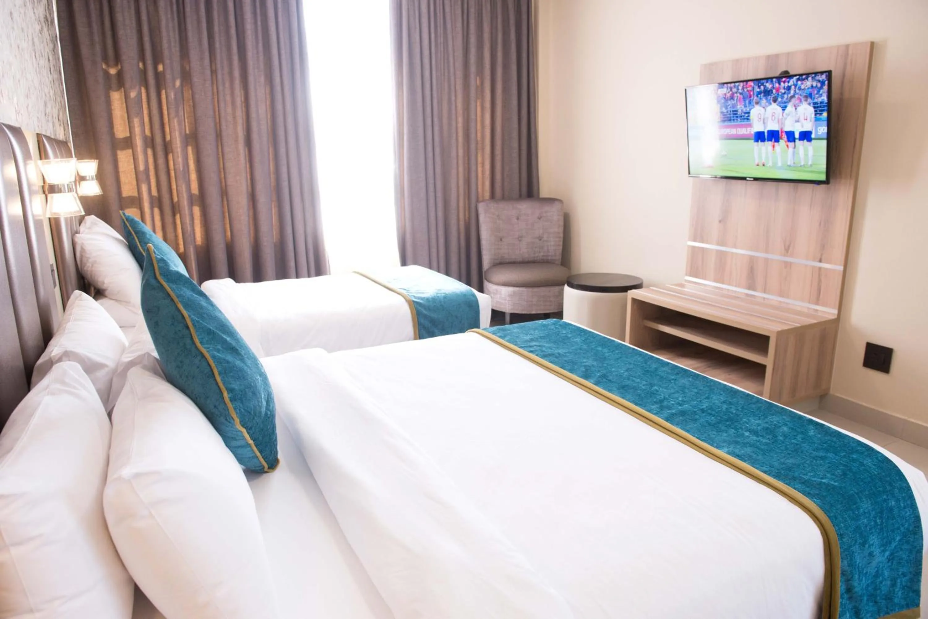 Seating area, Bed in Britannia Hotel