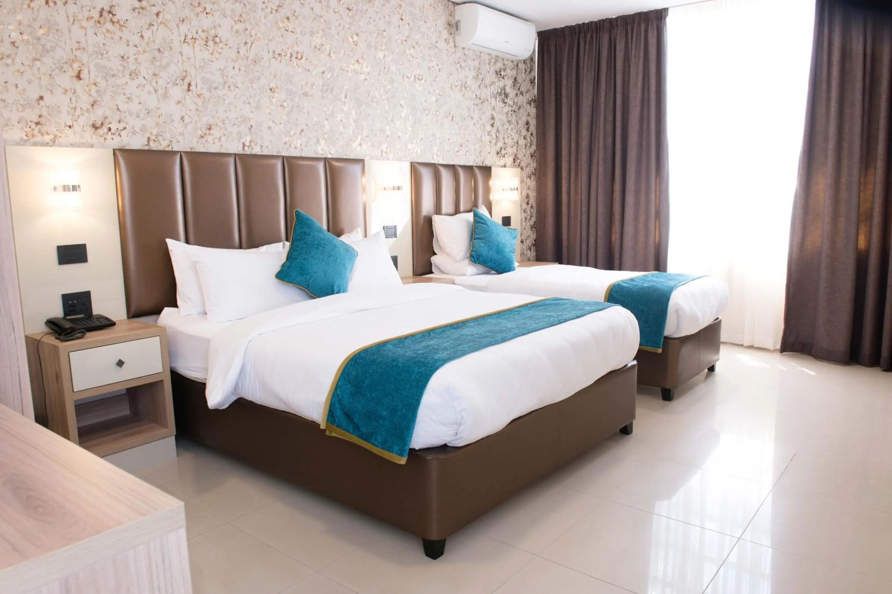 Bedroom, Bed in Britannia Hotel