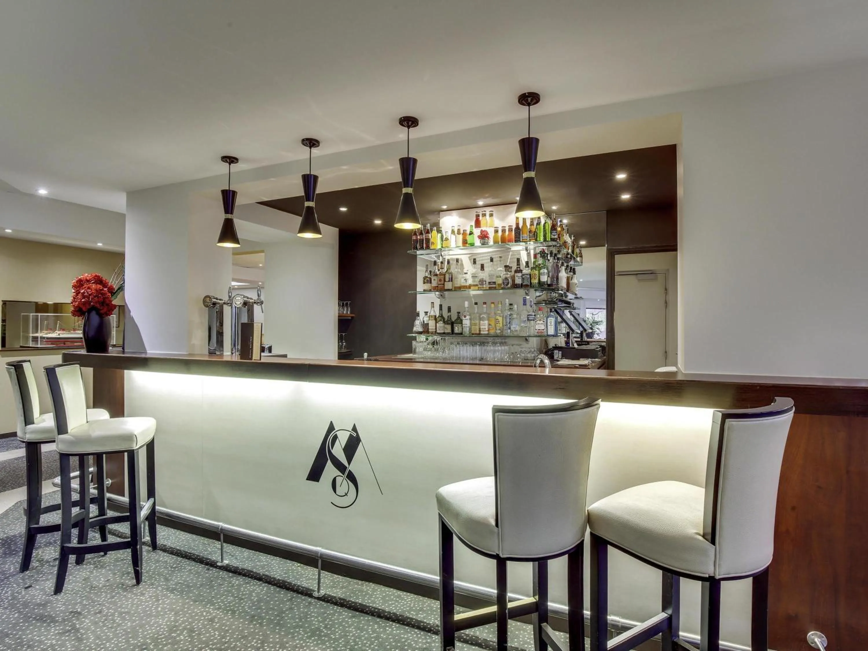 Lounge or bar in Mercure Maurepas Saint Quentin