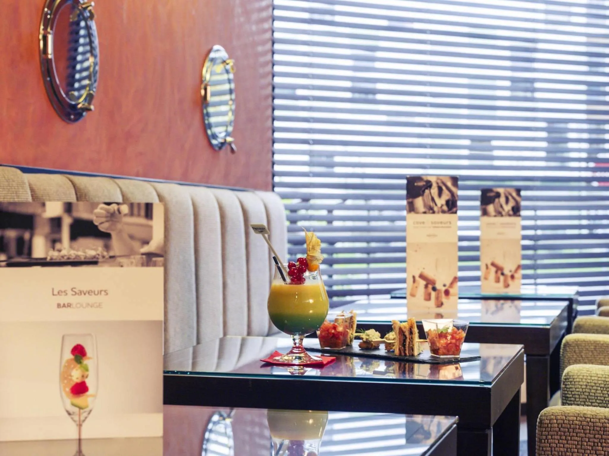 Lounge or bar in Mercure Maurepas Saint Quentin