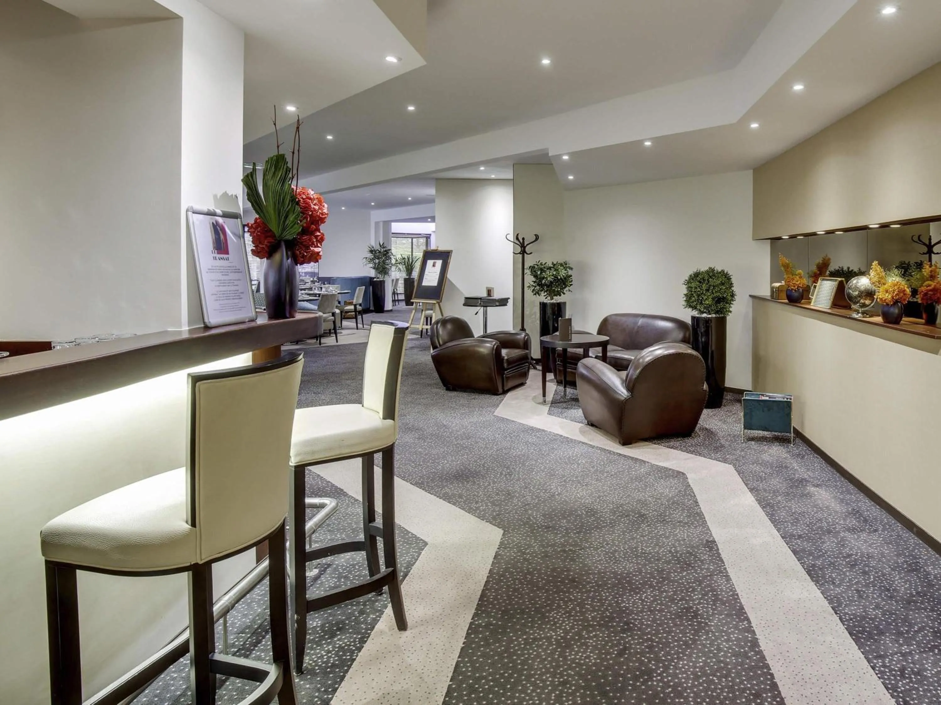 Lounge or bar in Mercure Maurepas Saint Quentin