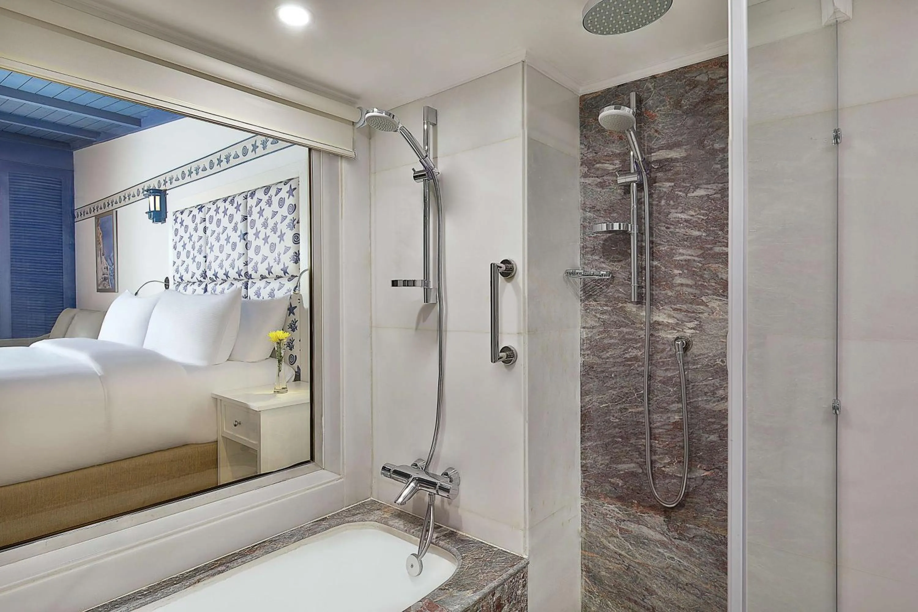 Bathroom, Bed in Hilton Hurghada Plaza Hotel