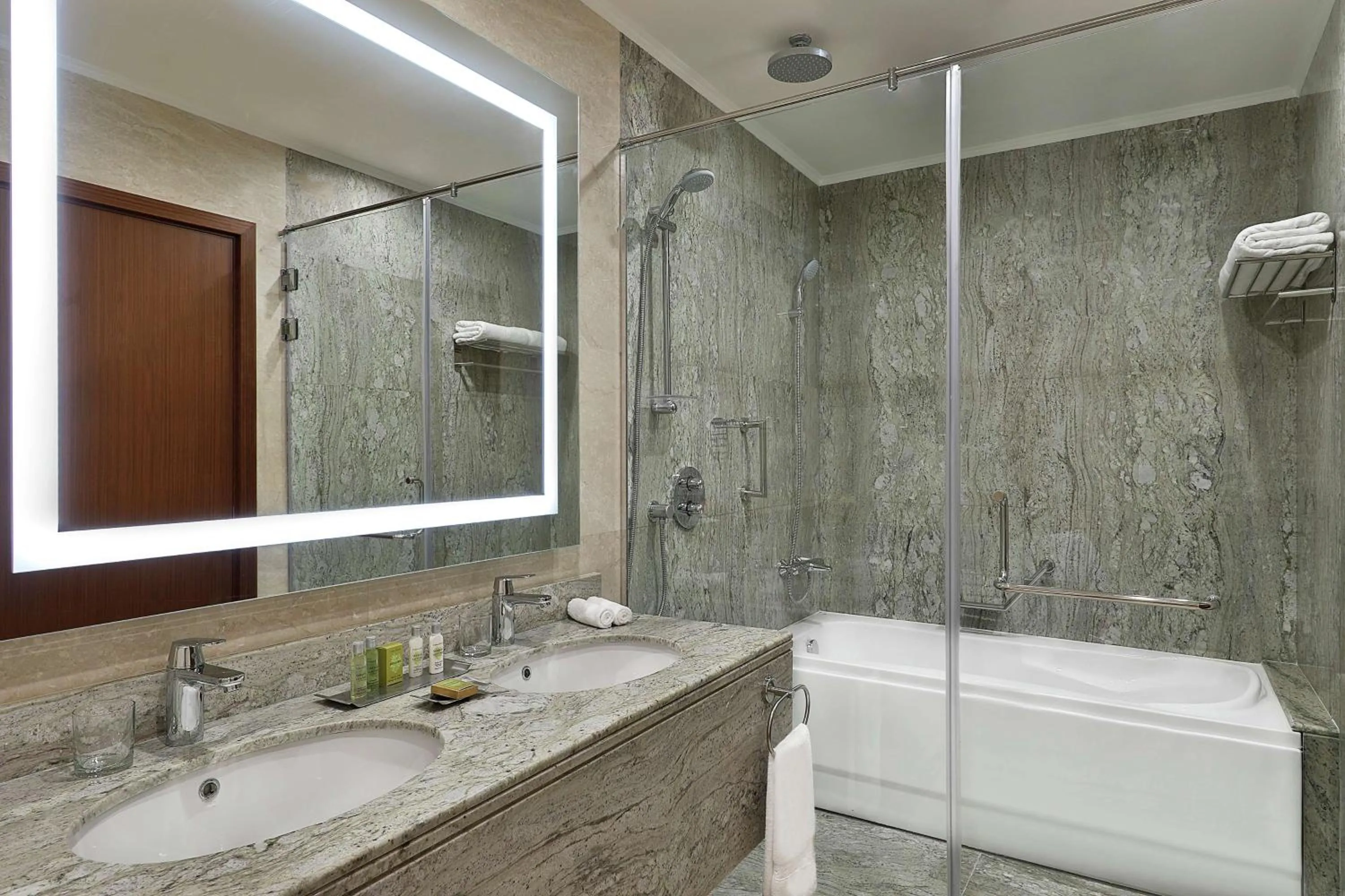 Shower in Hilton Hurghada Plaza Hotel