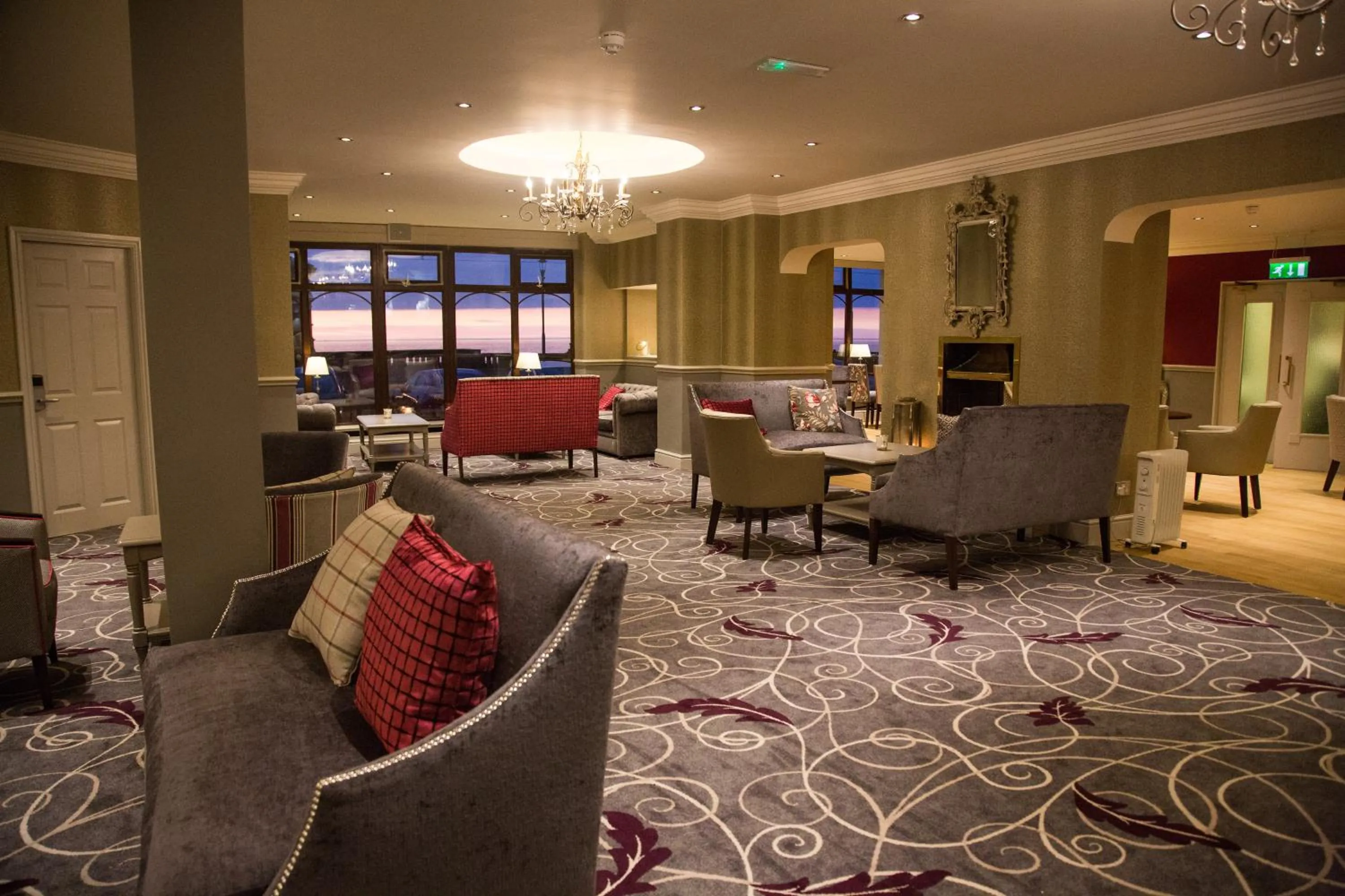 Communal lounge/ TV room in Hotel Sheraton