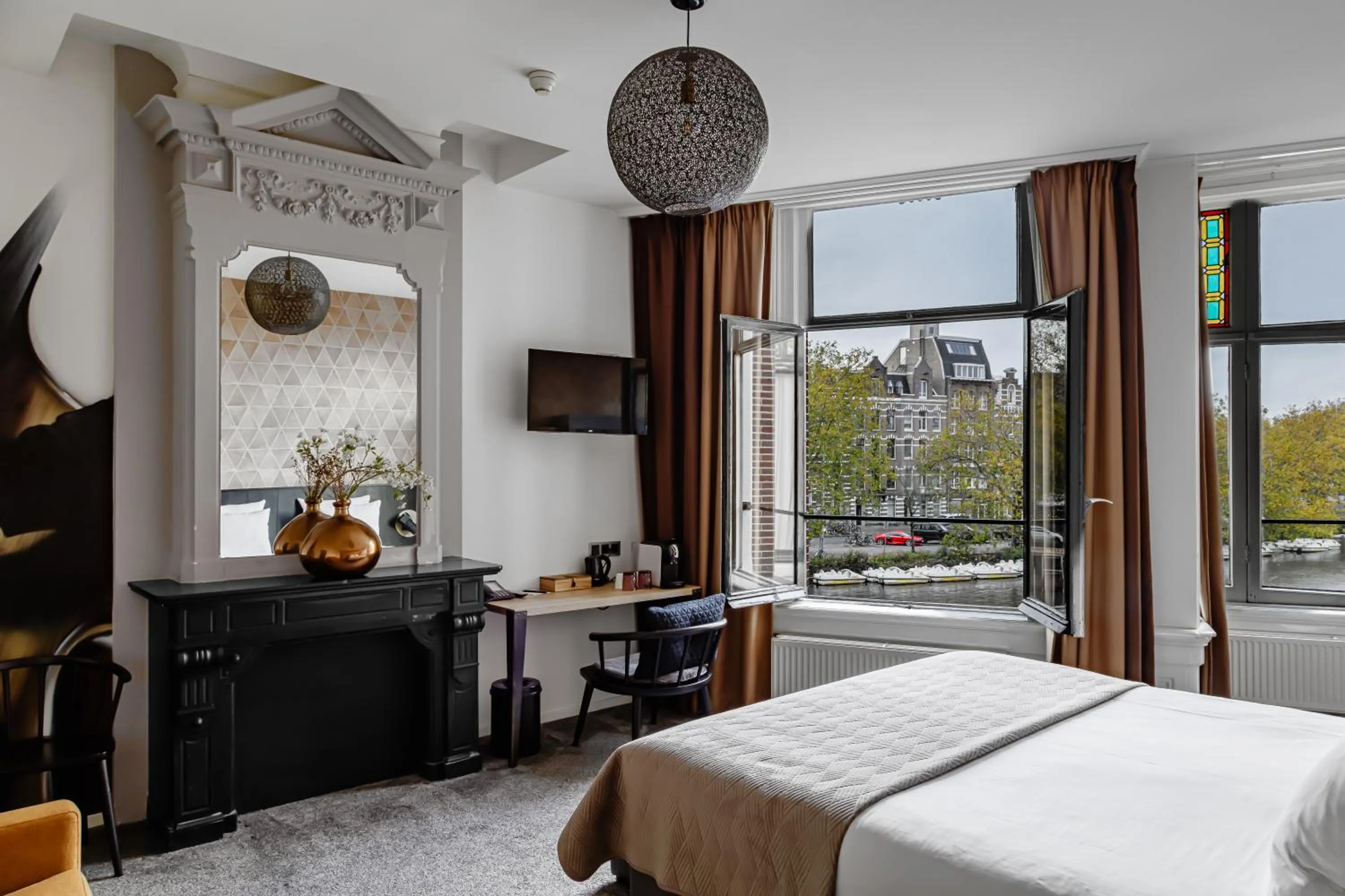 TV and multimedia, Bed in Boutique Hotel View