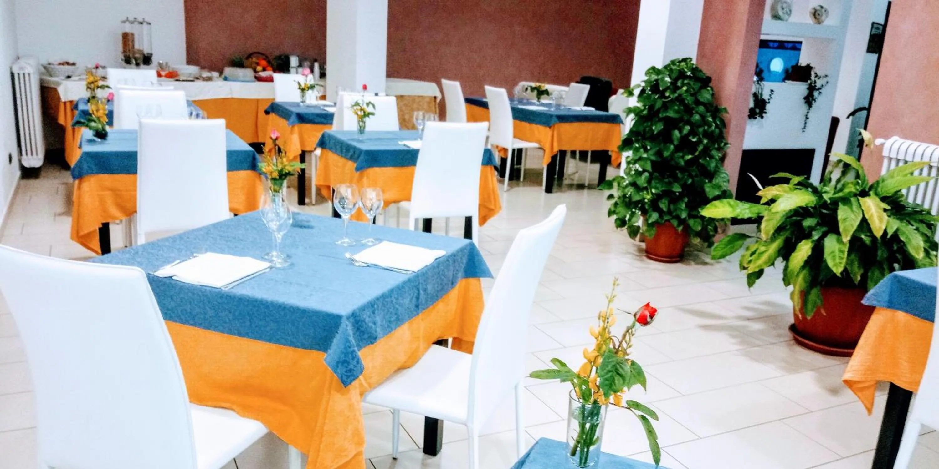 Restaurant/places to eat in Hotel 660