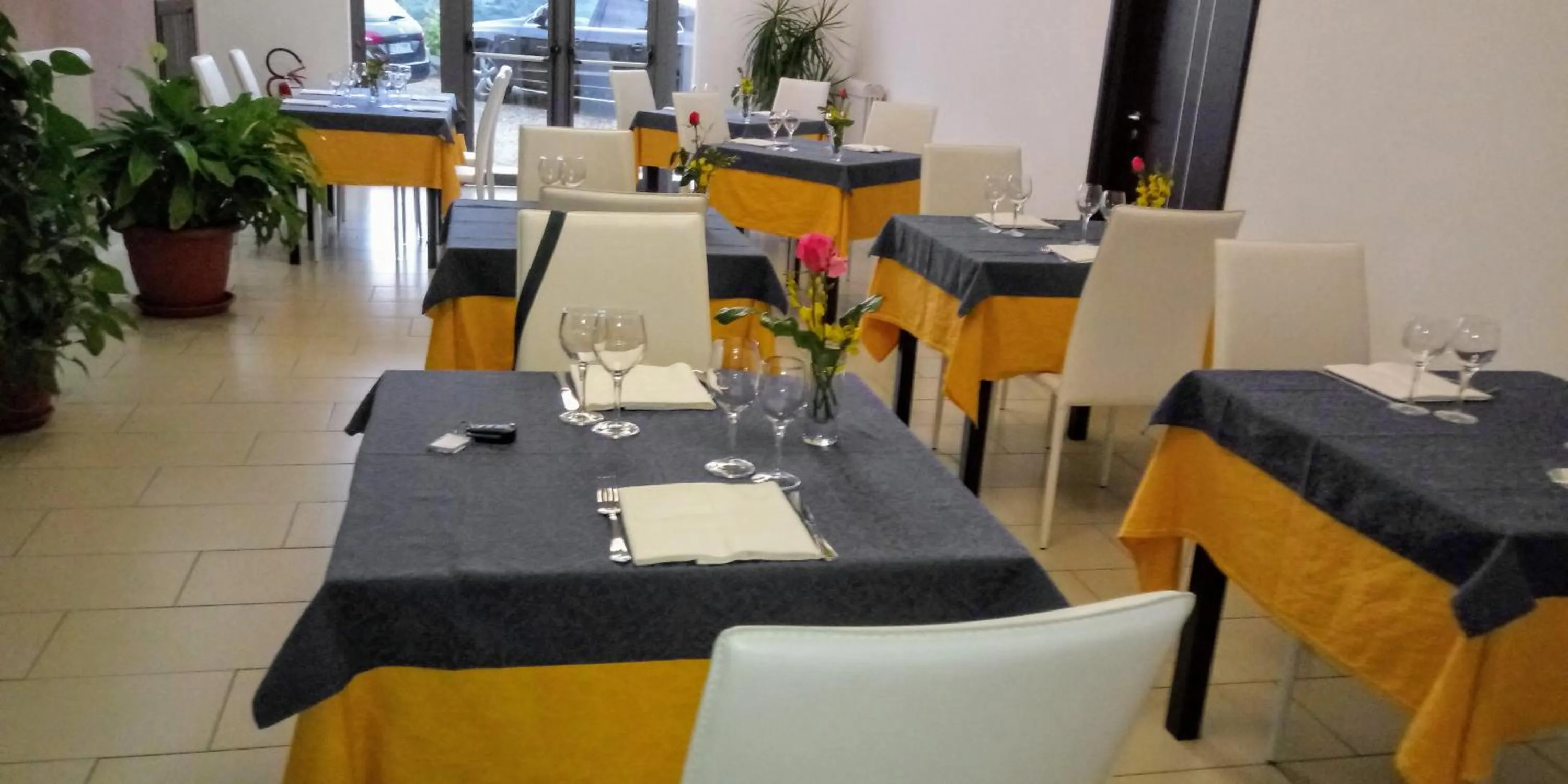 Restaurant/places to eat in Hotel 660