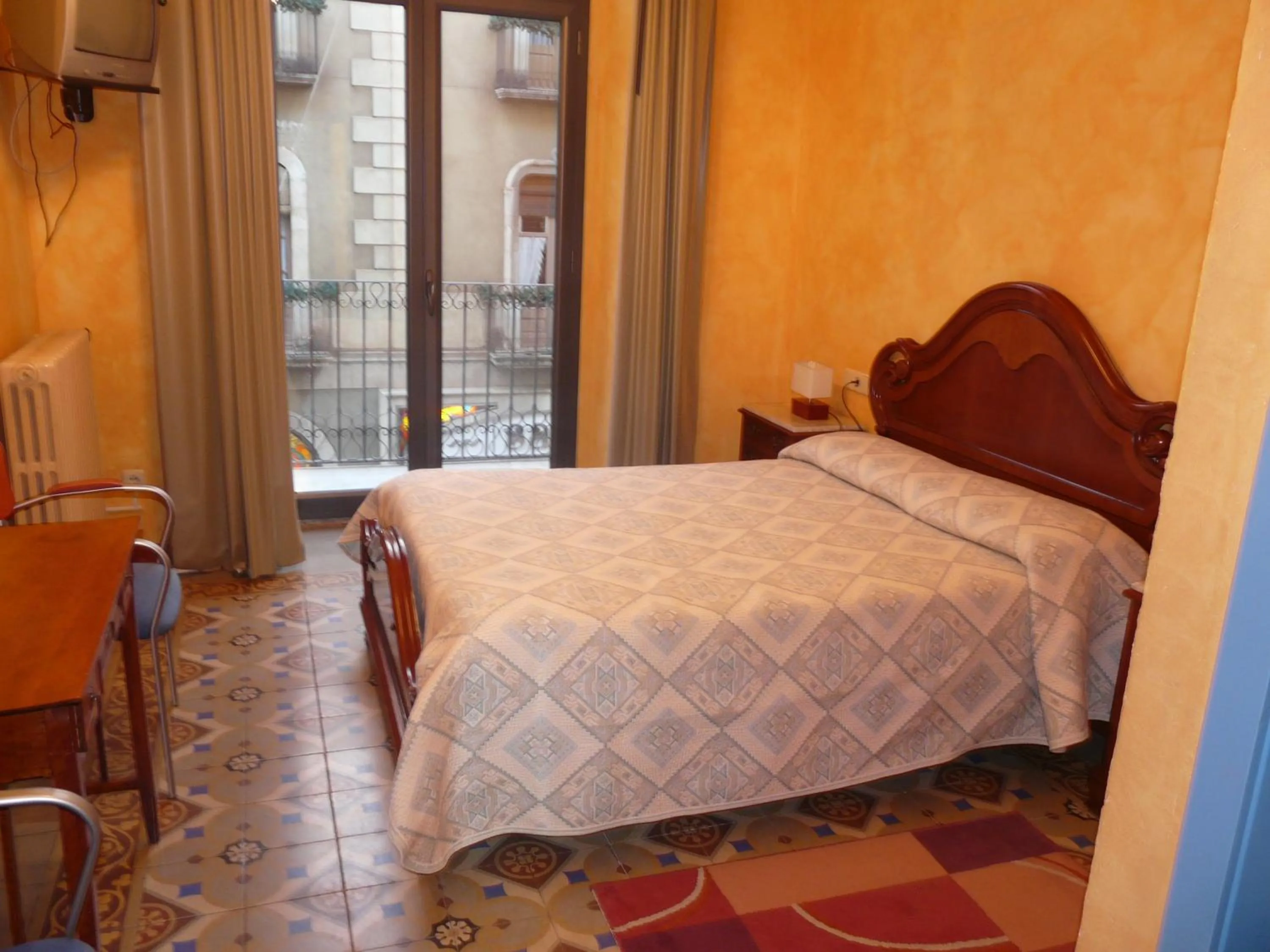 Hostal Adarnius