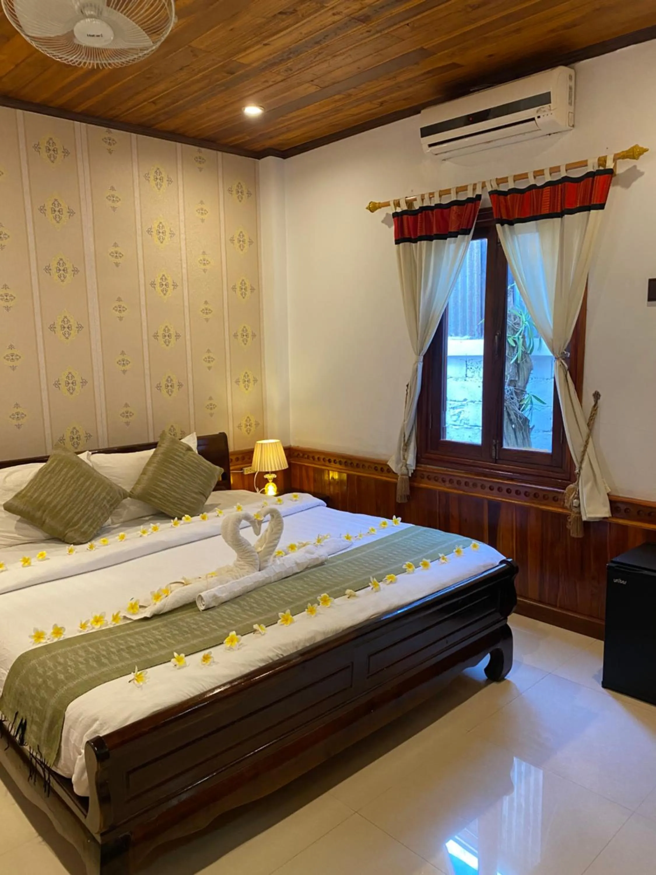 Photo of the whole room, Bed in Golden Lotus Place