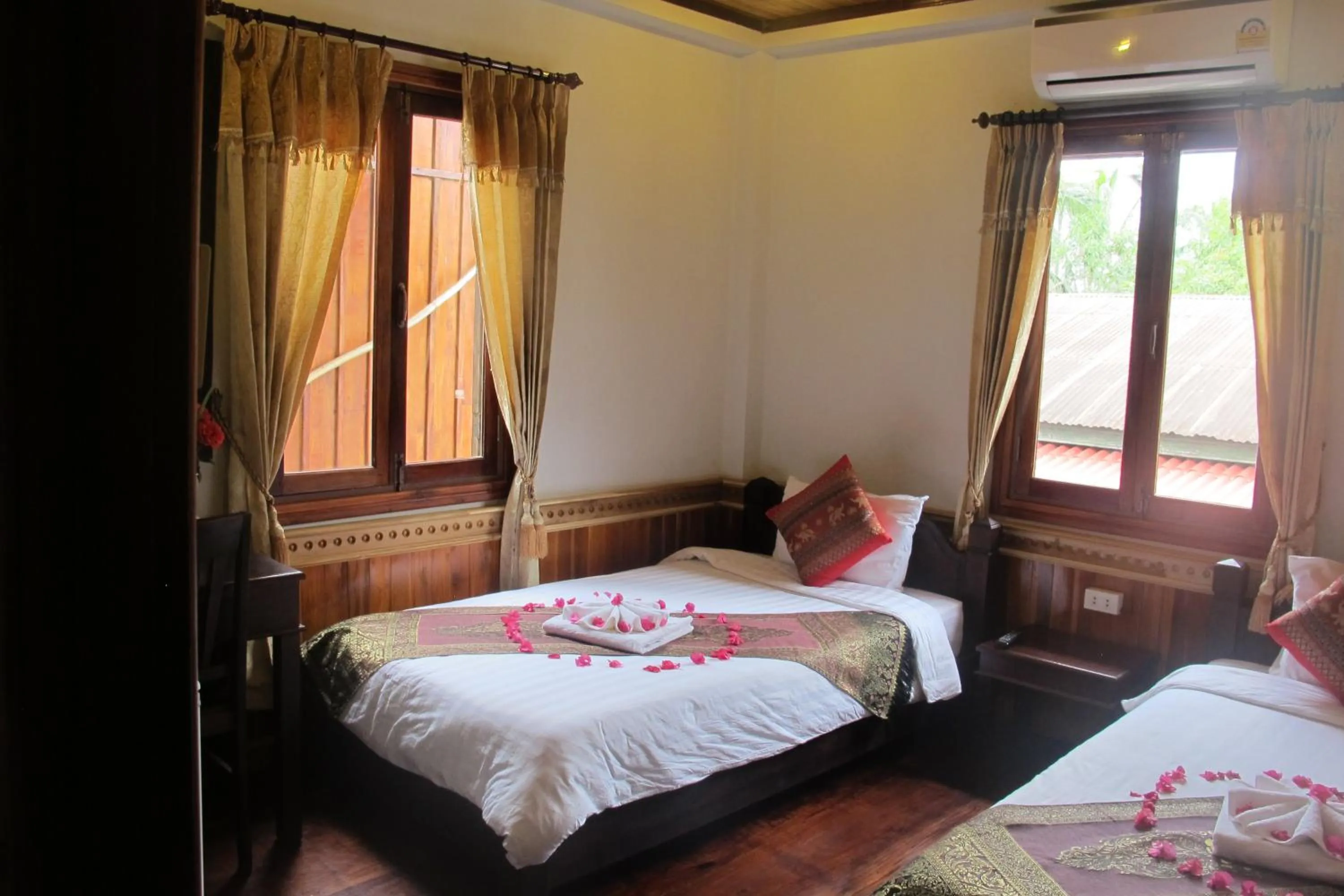 Photo of the whole room, Bed in Golden Lotus Place