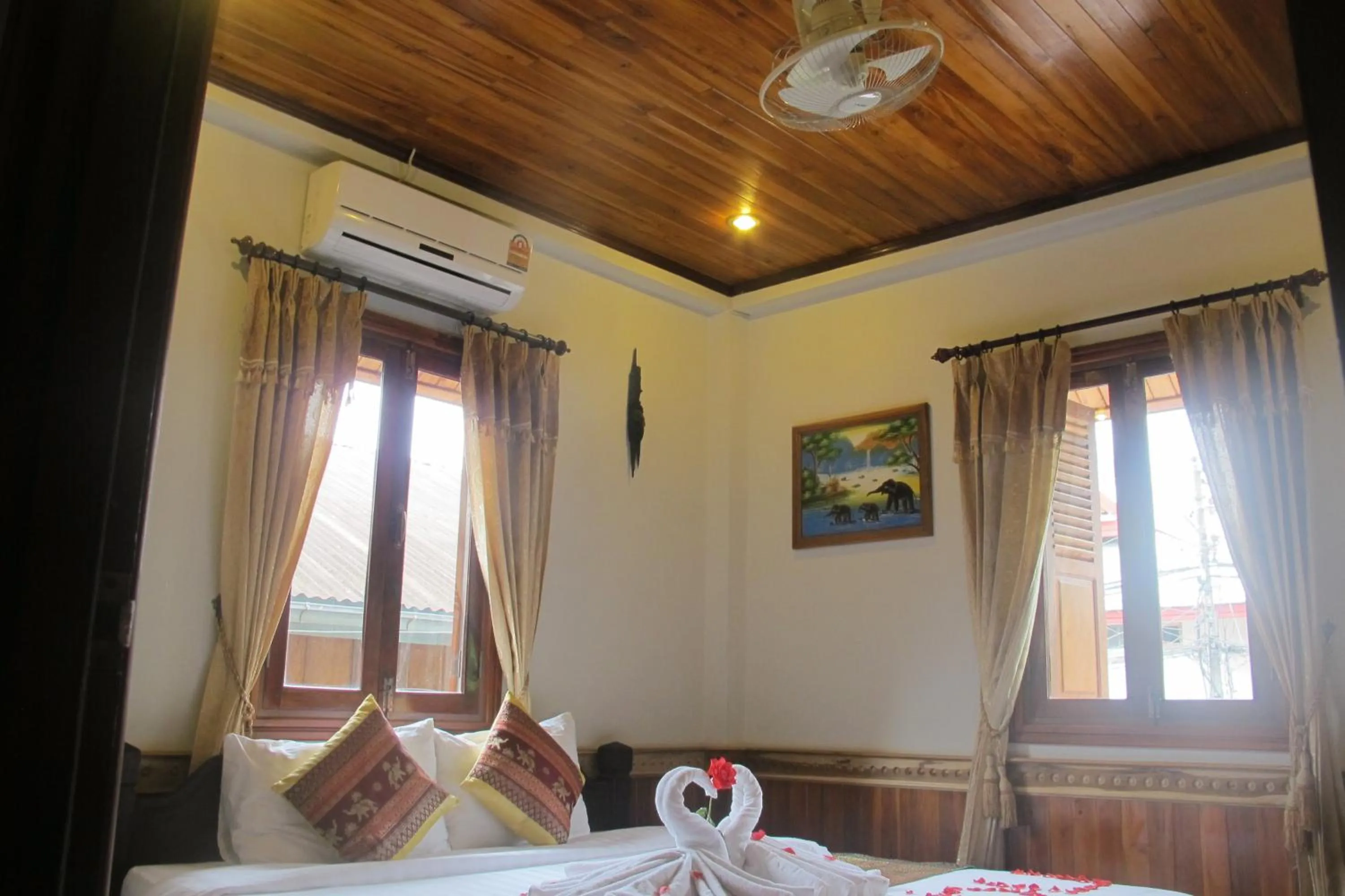 Photo of the whole room, Bed in Golden Lotus Place