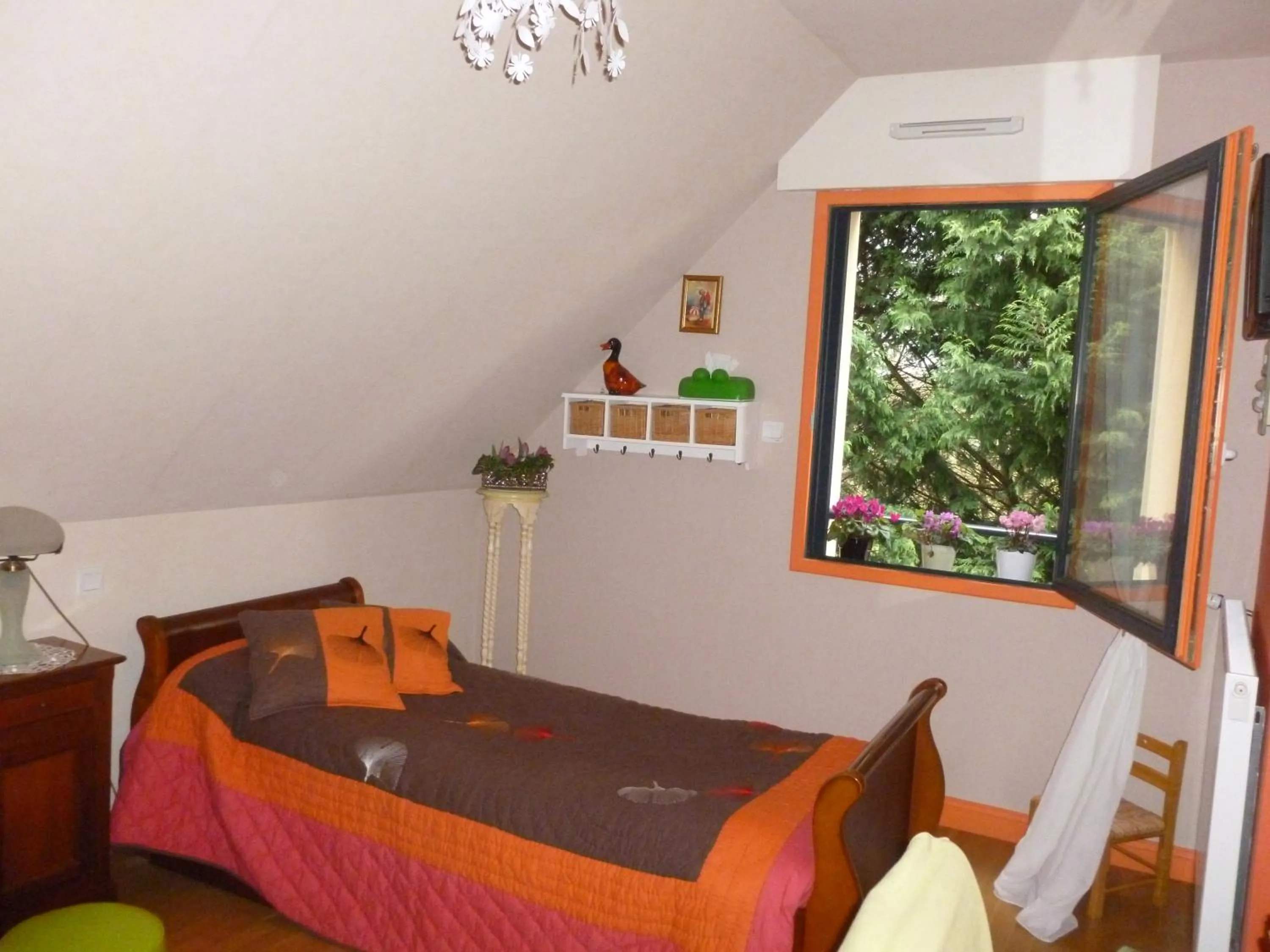 Bed in Jardin du Levant