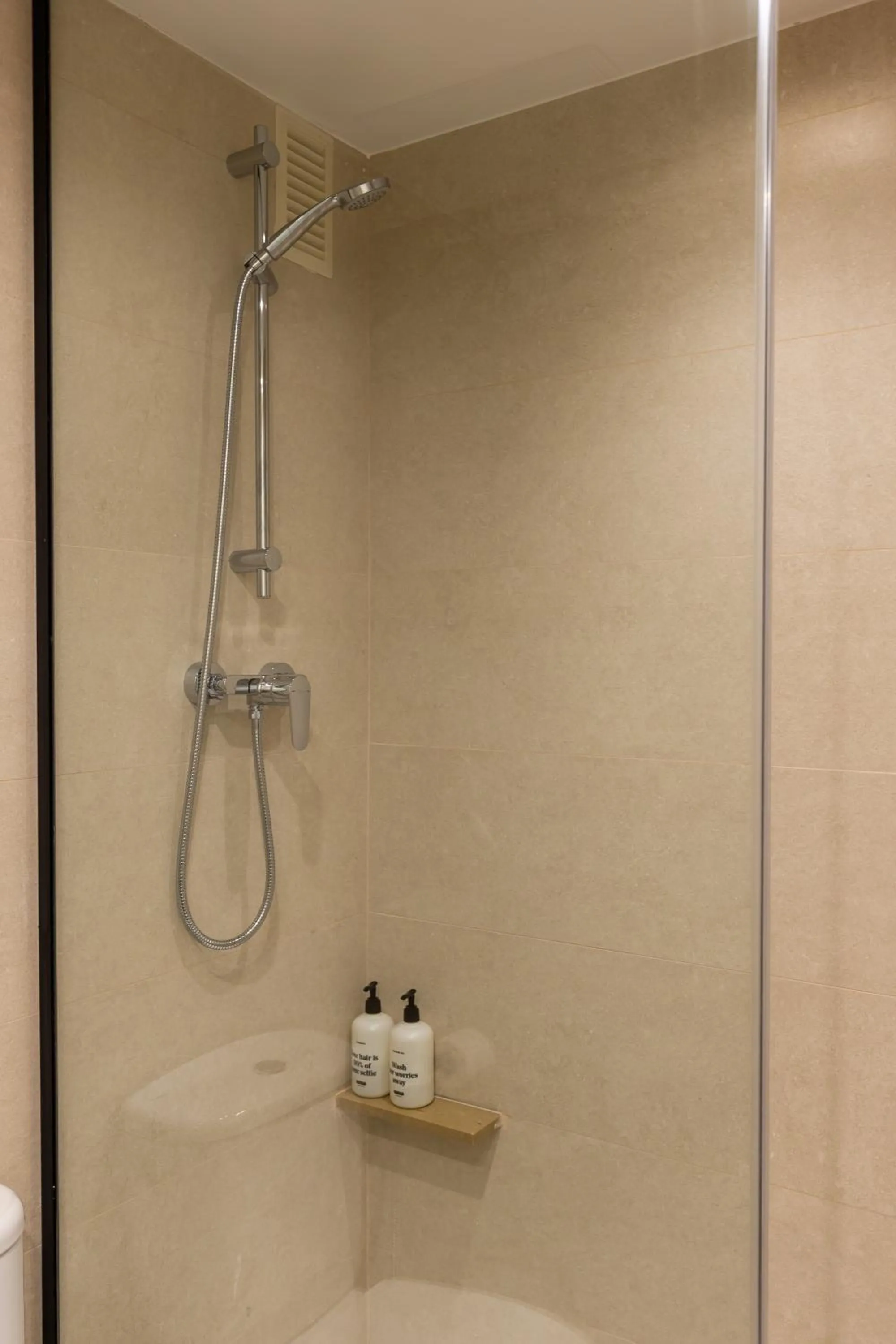 Shower in Apartamentos Laforja