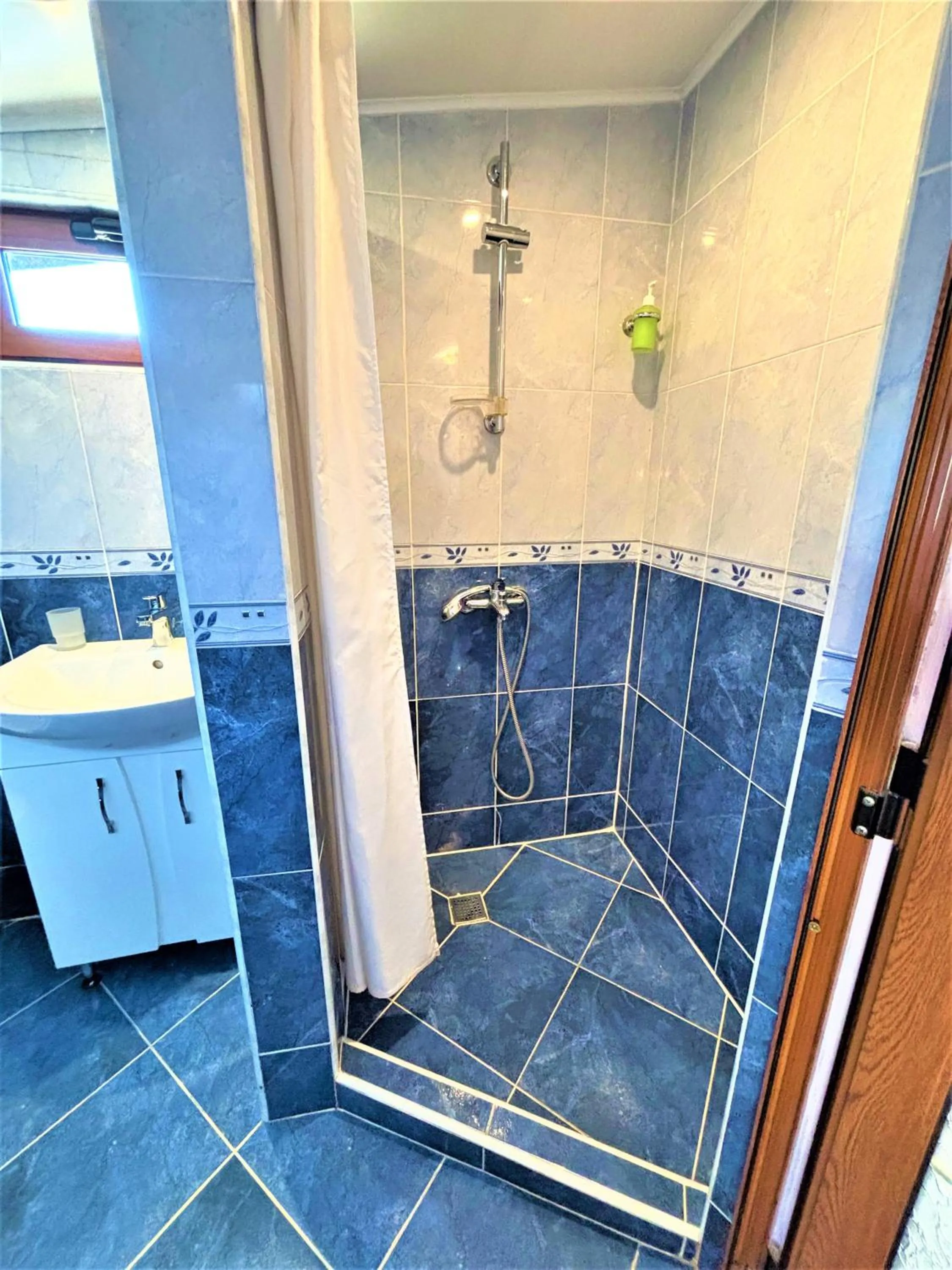 Shower in L'Opera Guest House