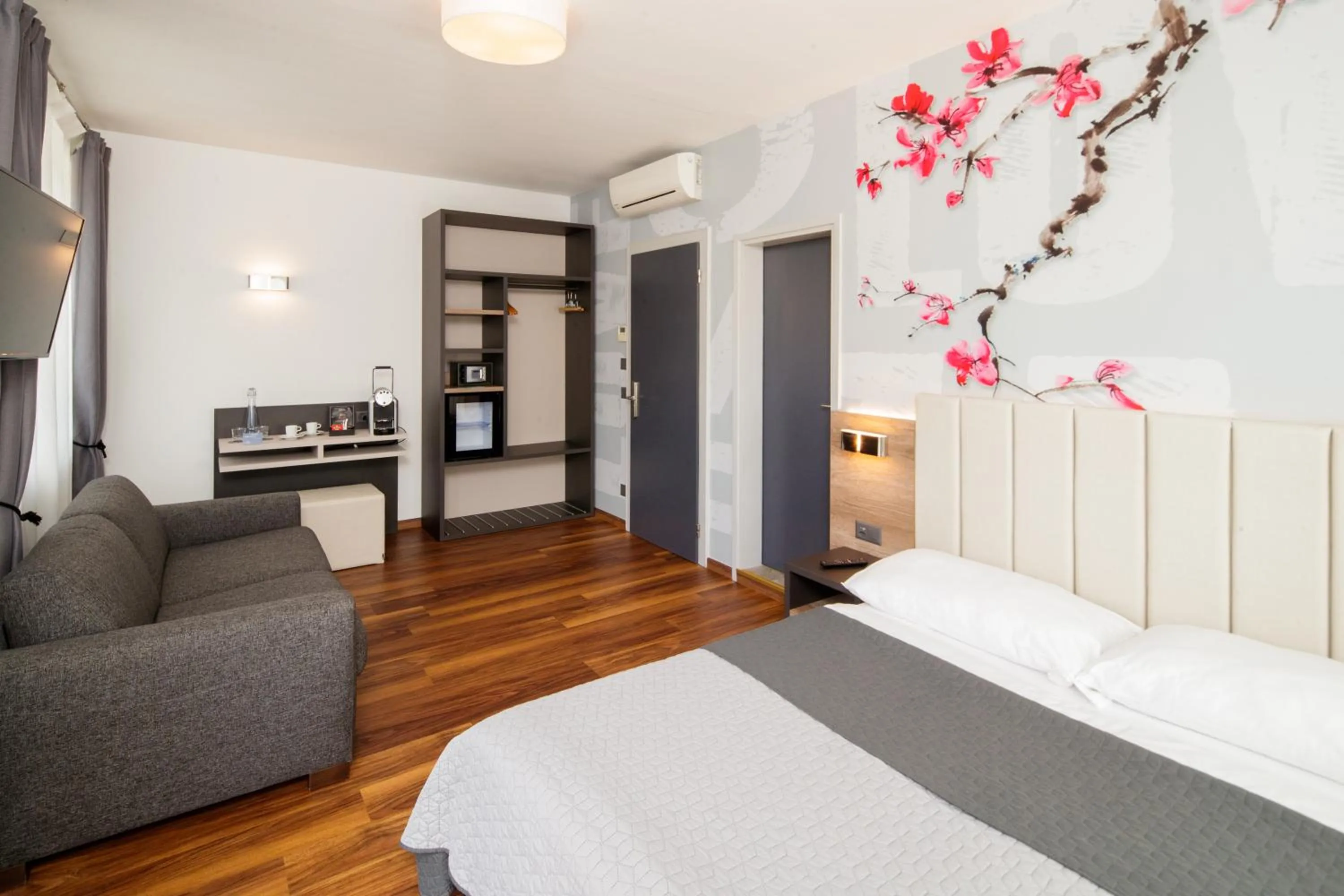 Bedroom, Bed in Albergo Mirador Ascona