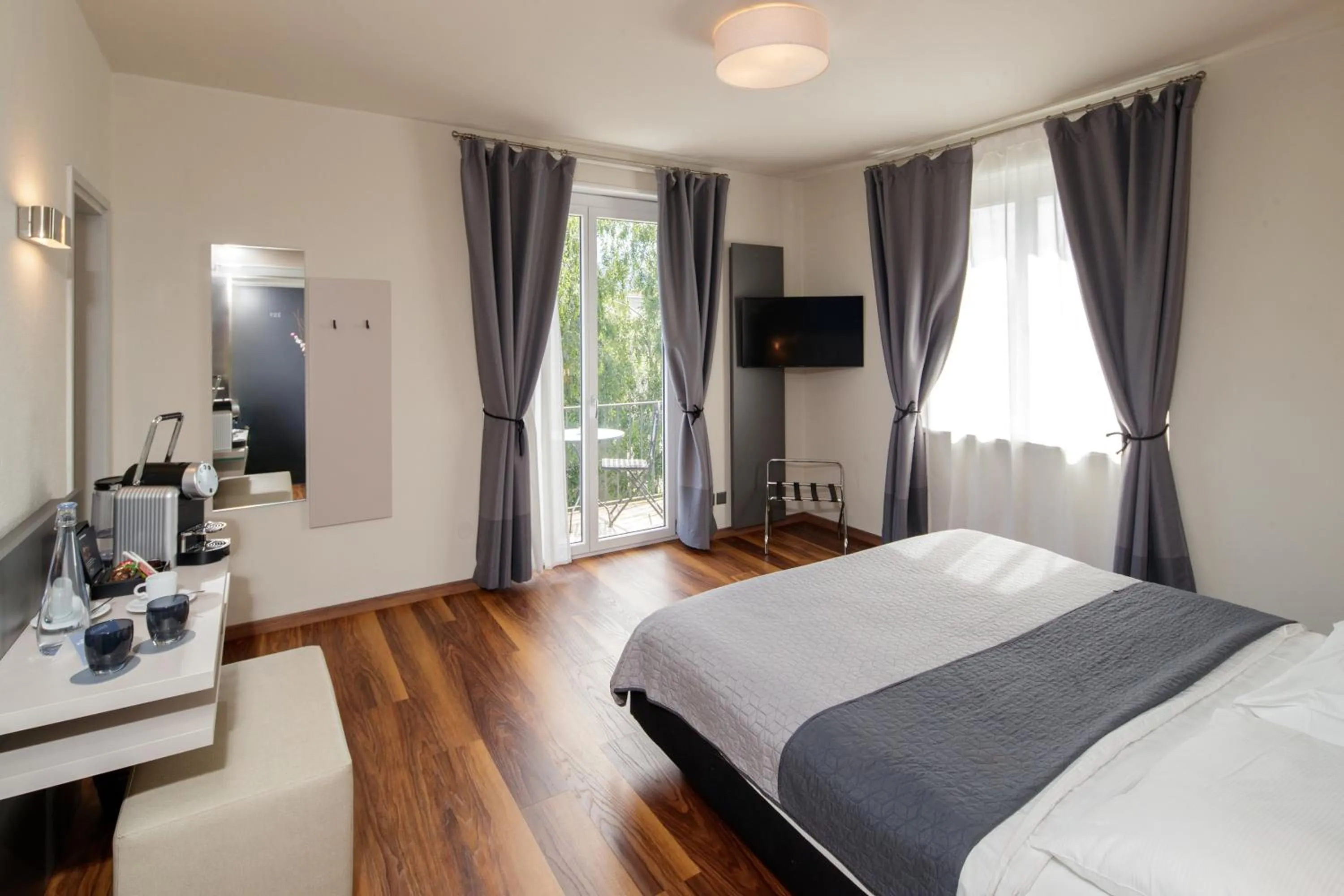 View (from property/room), Bed in Albergo Mirador Ascona