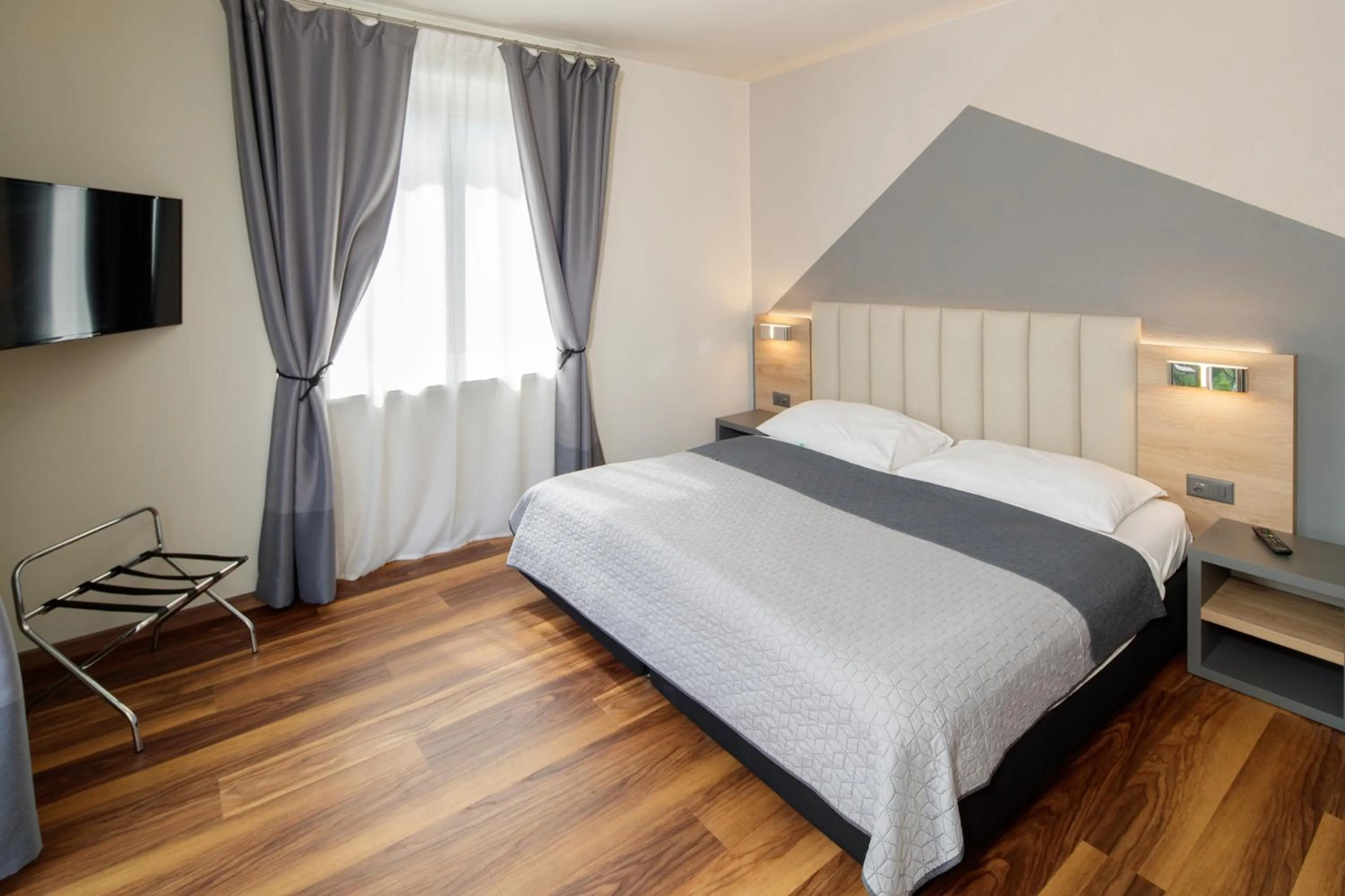 Photo of the whole room, Bed in Albergo Mirador Ascona