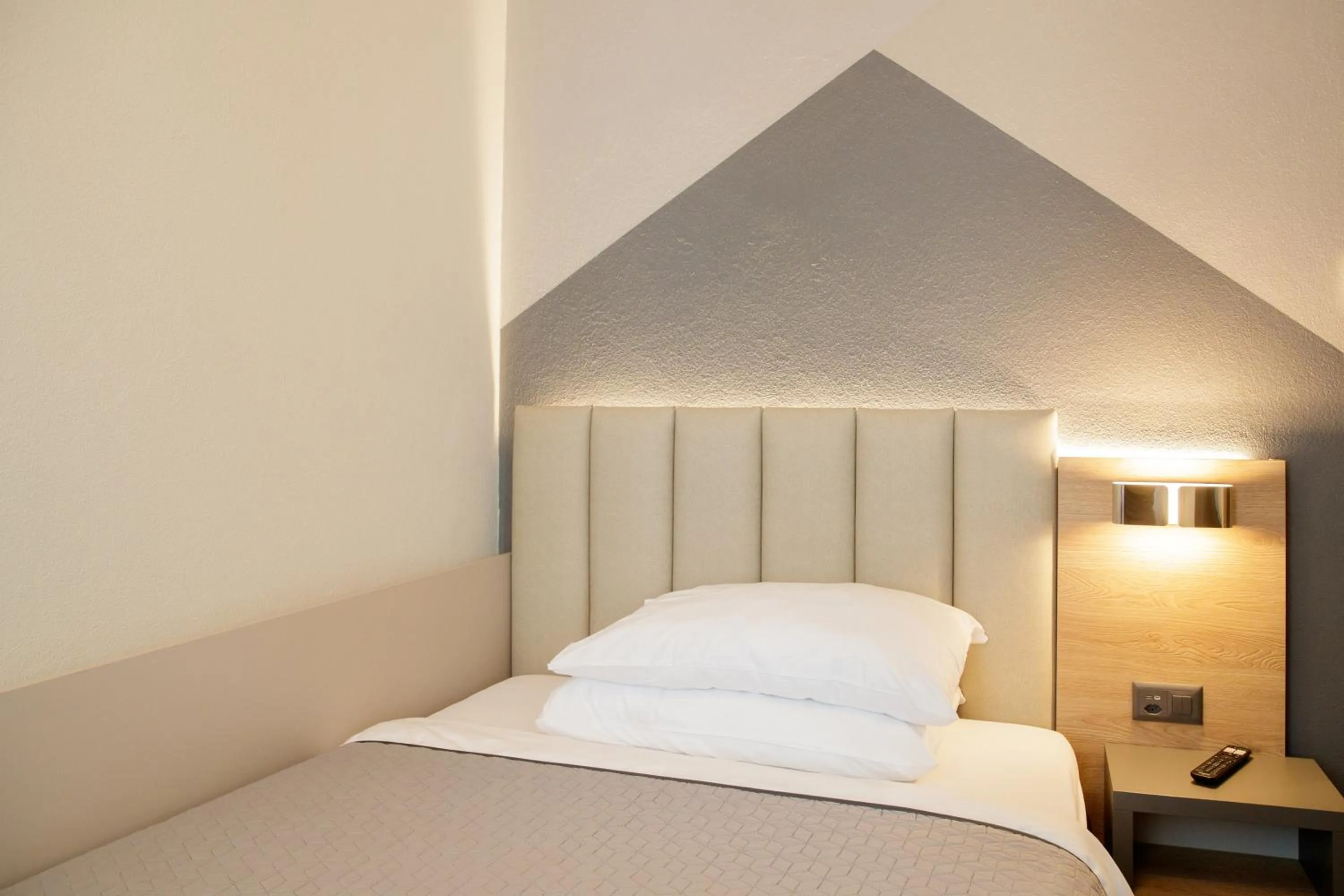 View (from property/room), Bed in Albergo Mirador Ascona