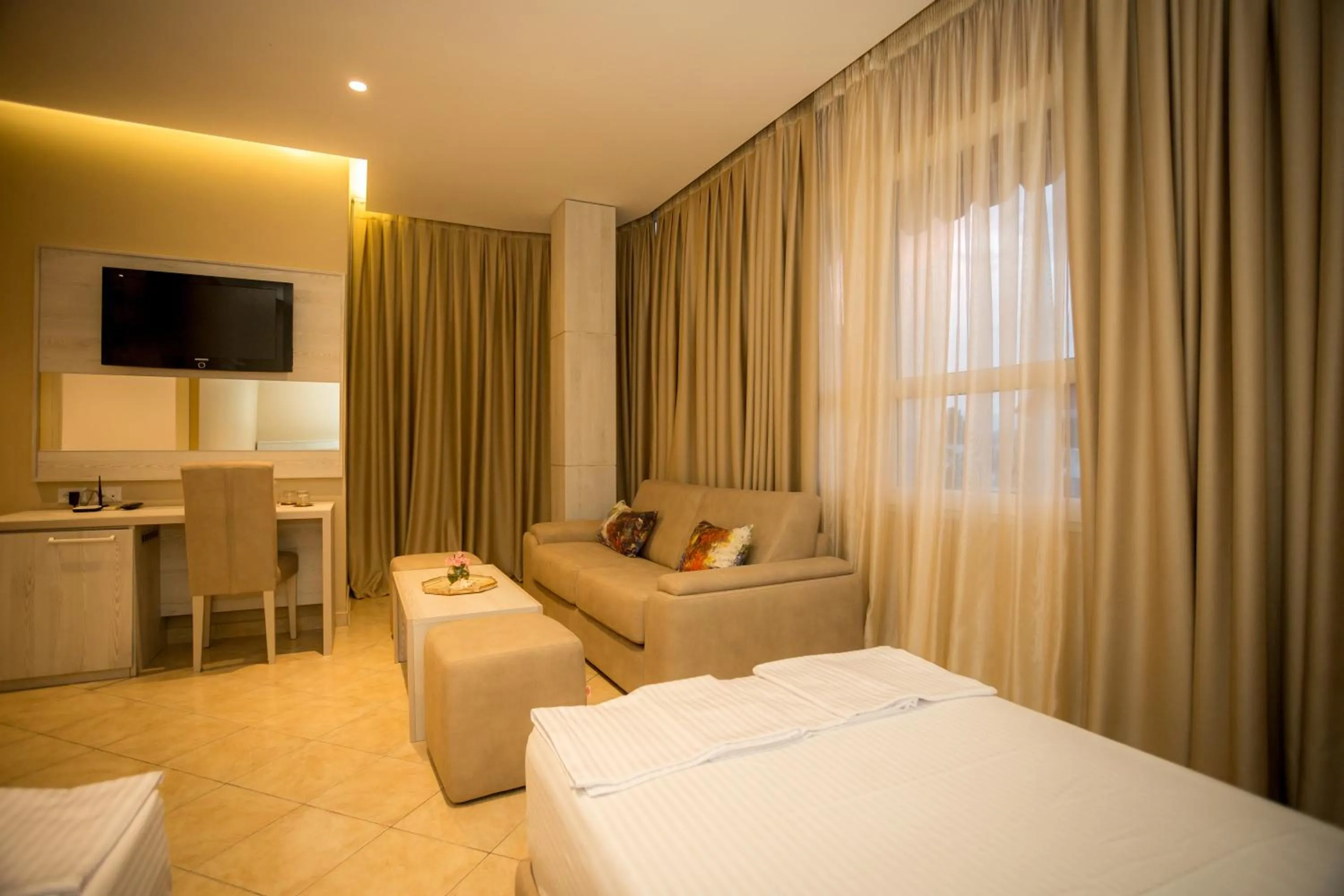 Communal lounge/ TV room, Bed in Hotel Valz