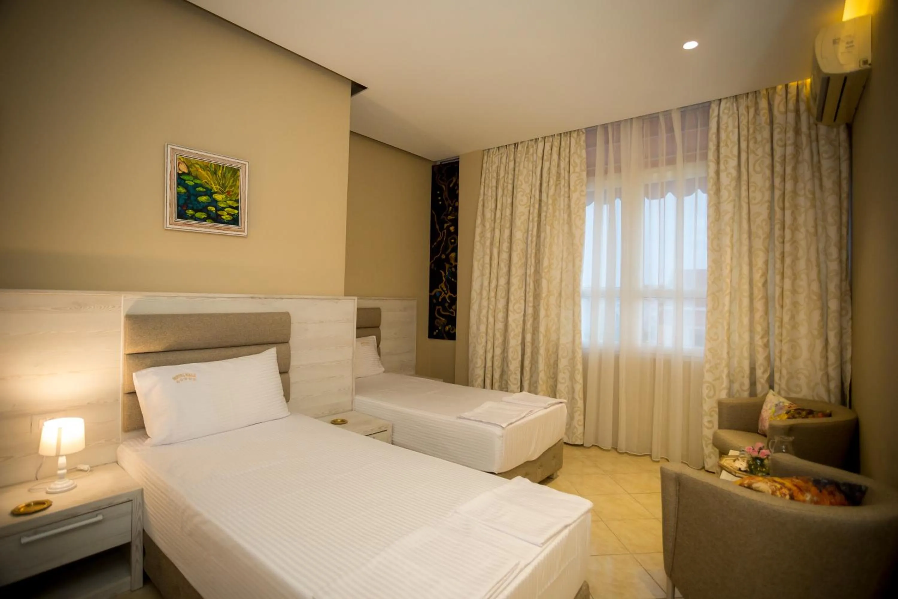 Bathroom, Bed in Hotel Valz