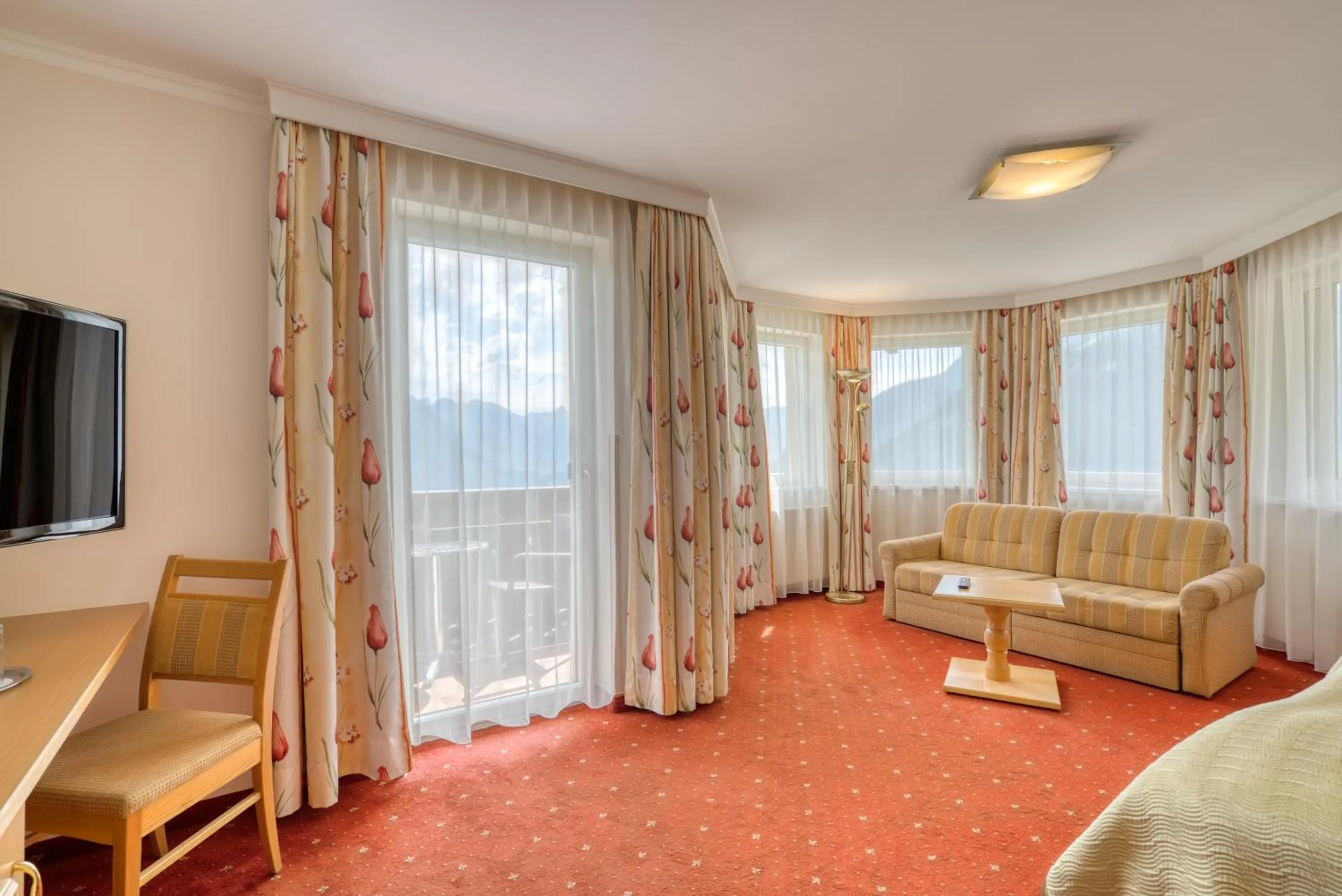 Seating area, Bed in Alpinresort Schillerkopf