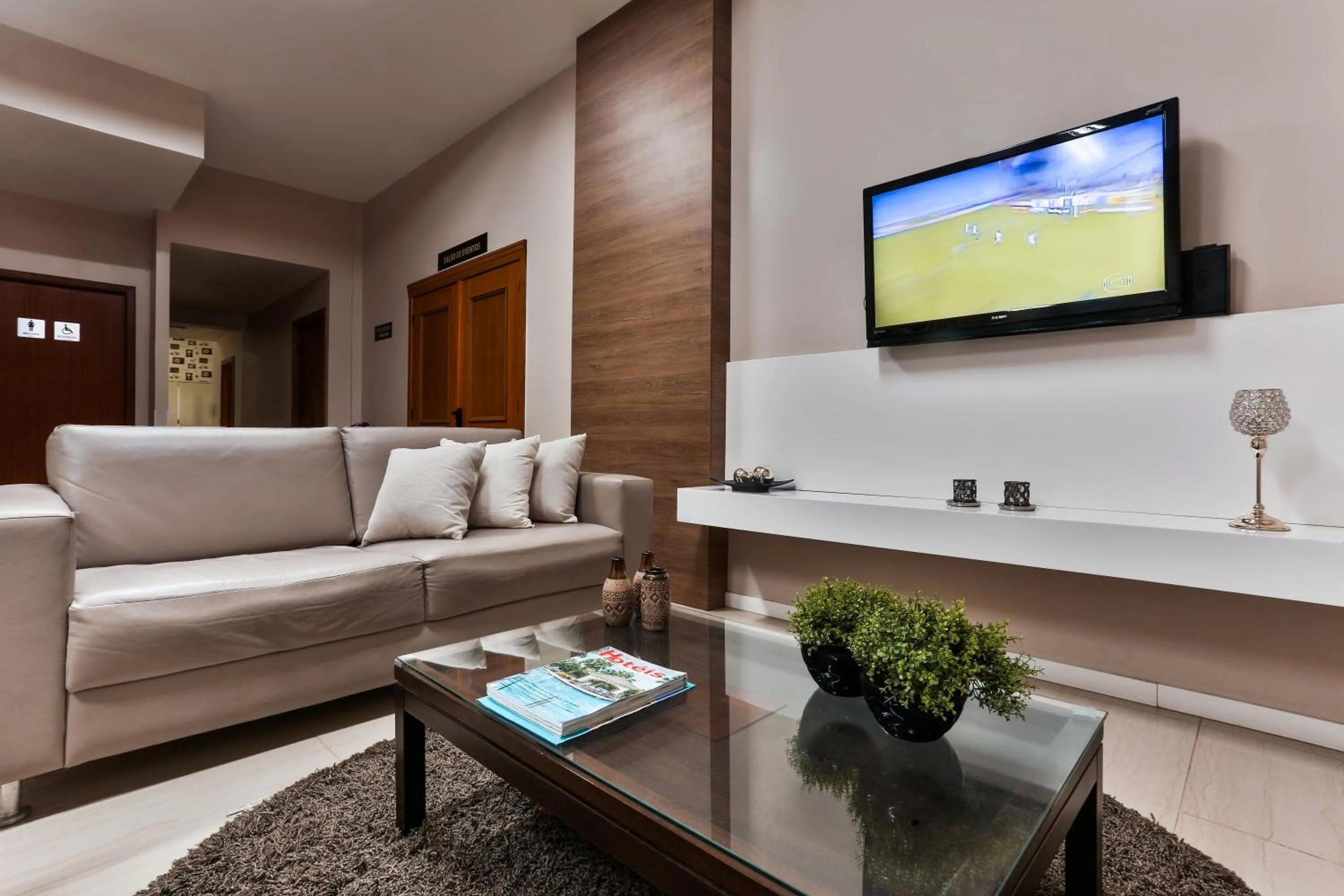 Communal lounge/ TV room in Zallon Hotel Executivo
