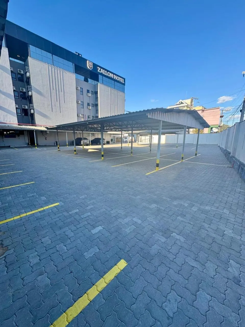 Property building in Zallon Hotel Executivo