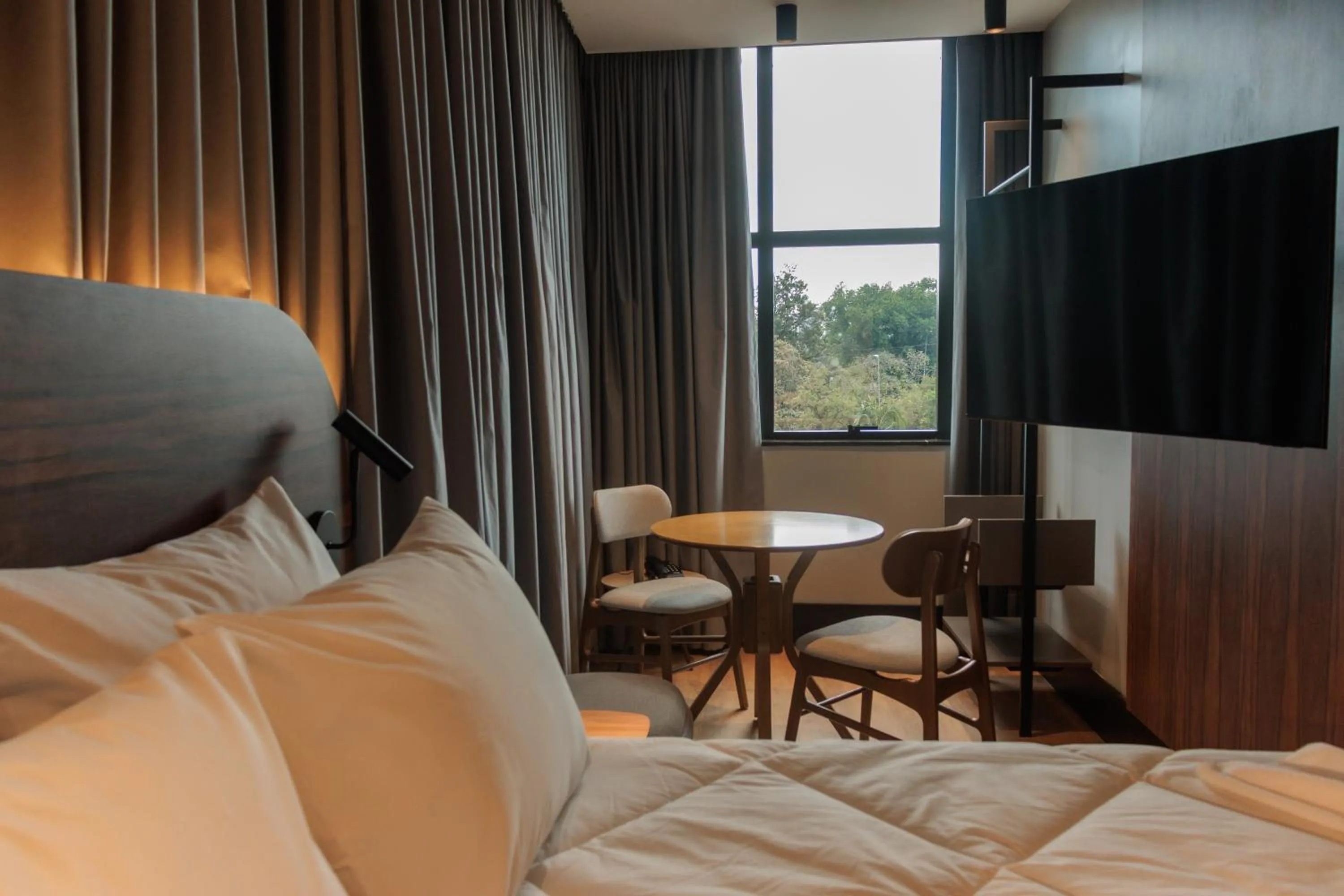 Communal lounge/ TV room, Bed in Zallon Hotel Executivo