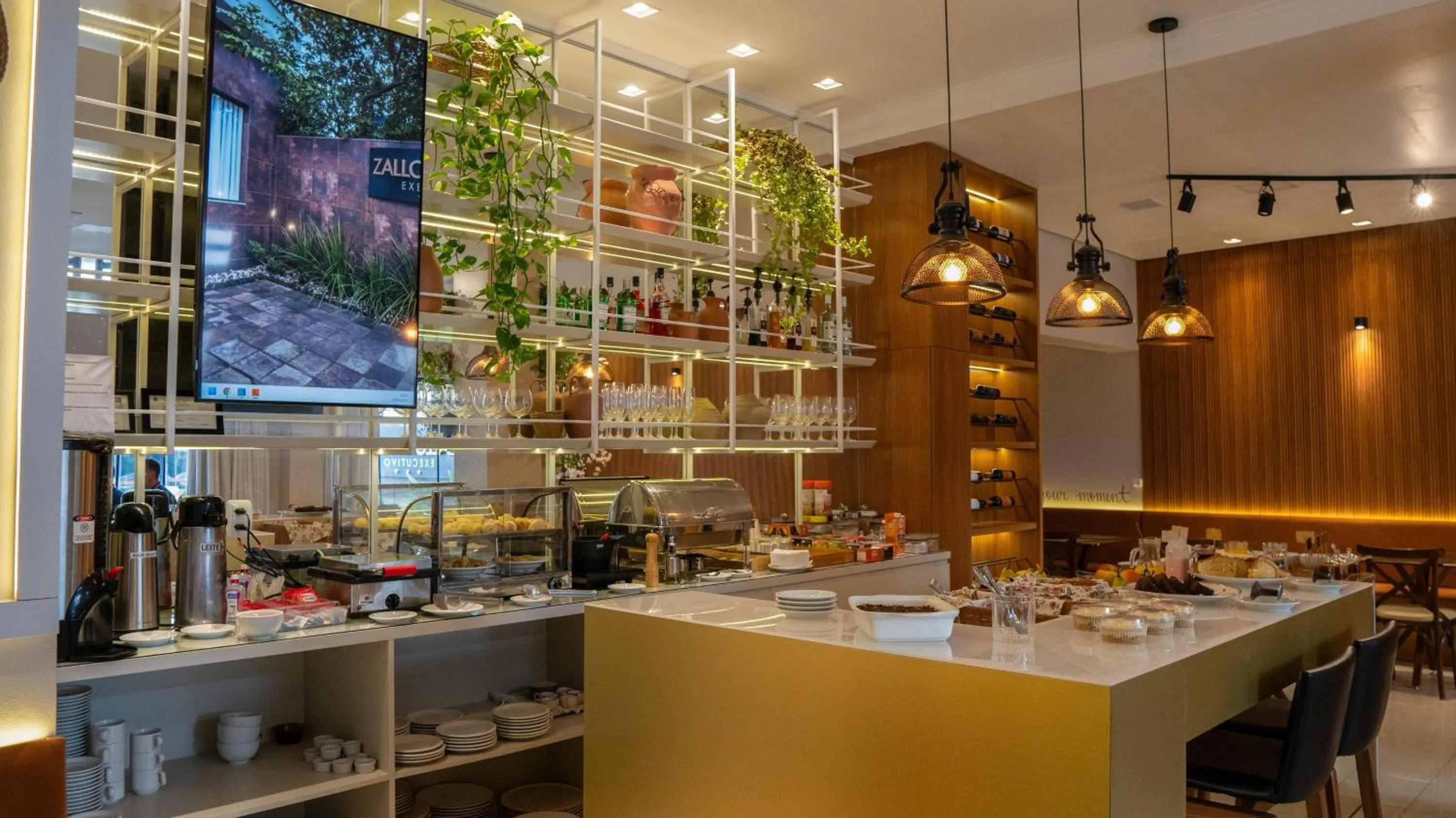 Restaurant/places to eat in Zallon Hotel Executivo