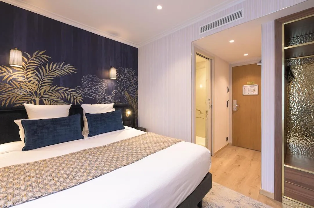 Bedroom, Bed in Hôtel Tourisme Avenue