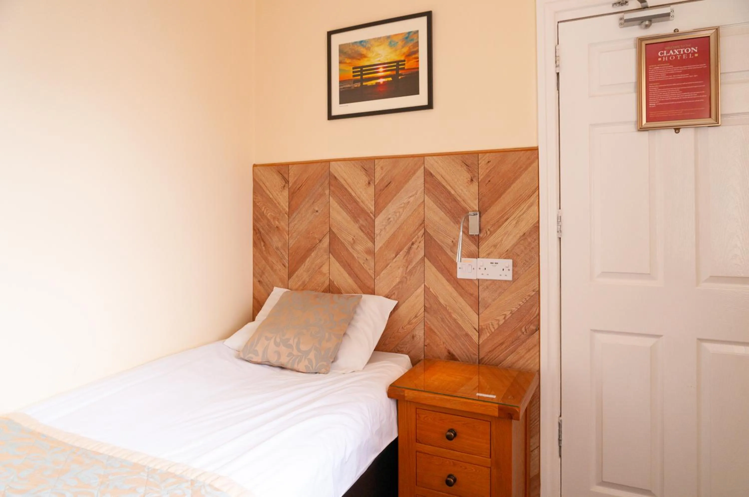 Bed in Claxton Hotel