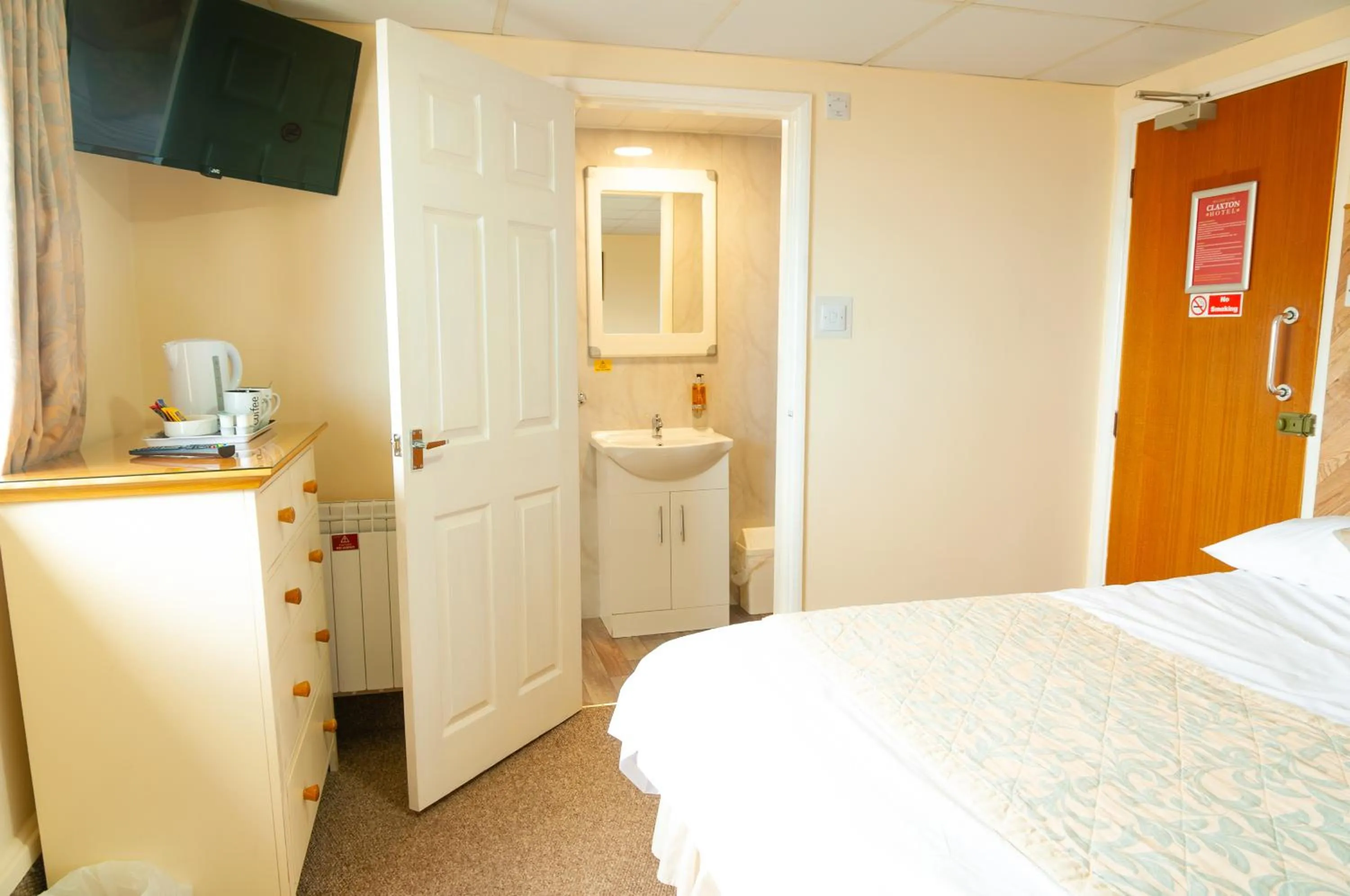 Bed in Claxton Hotel