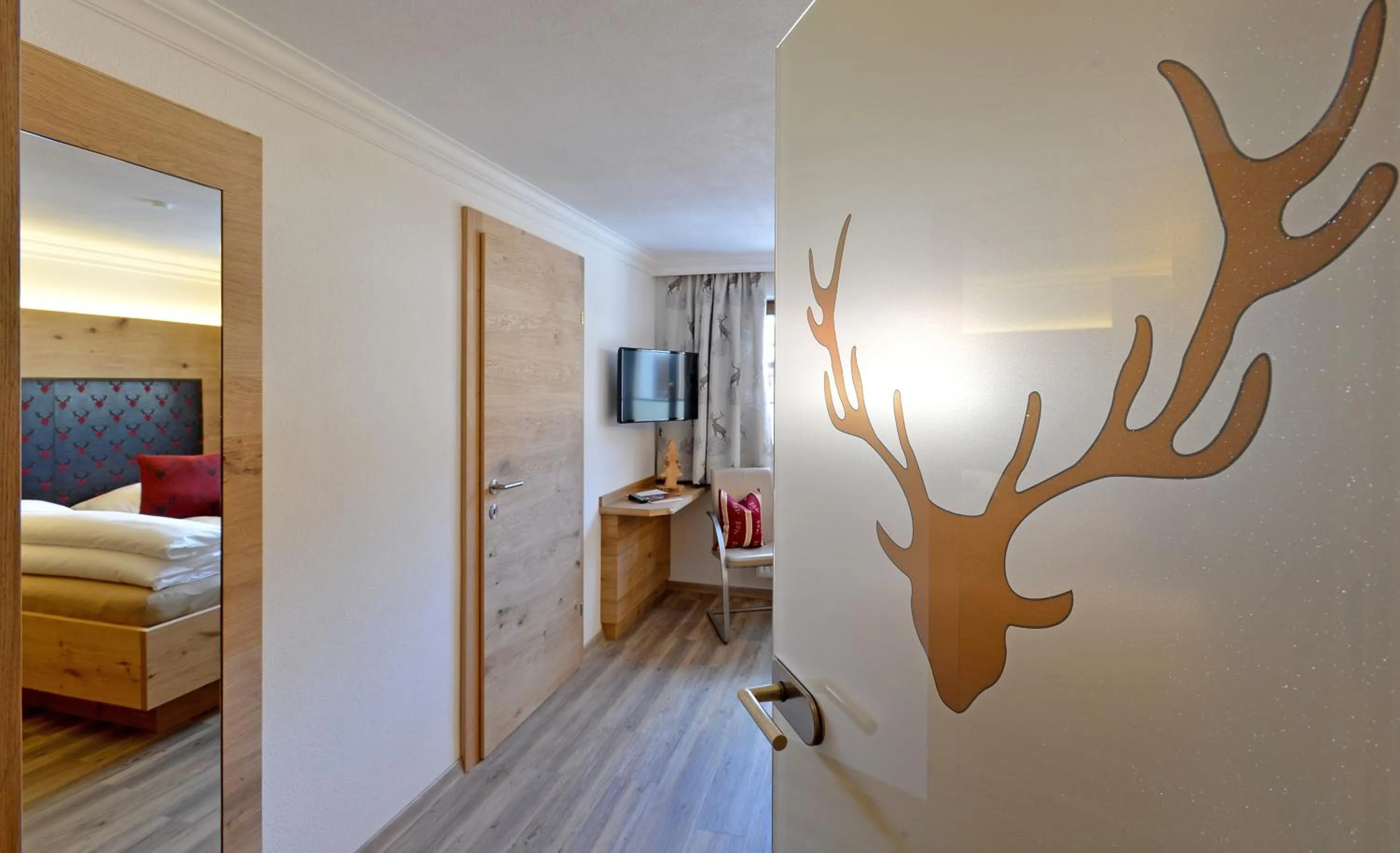 Photo of the whole room, Bed in Alpinschlössl