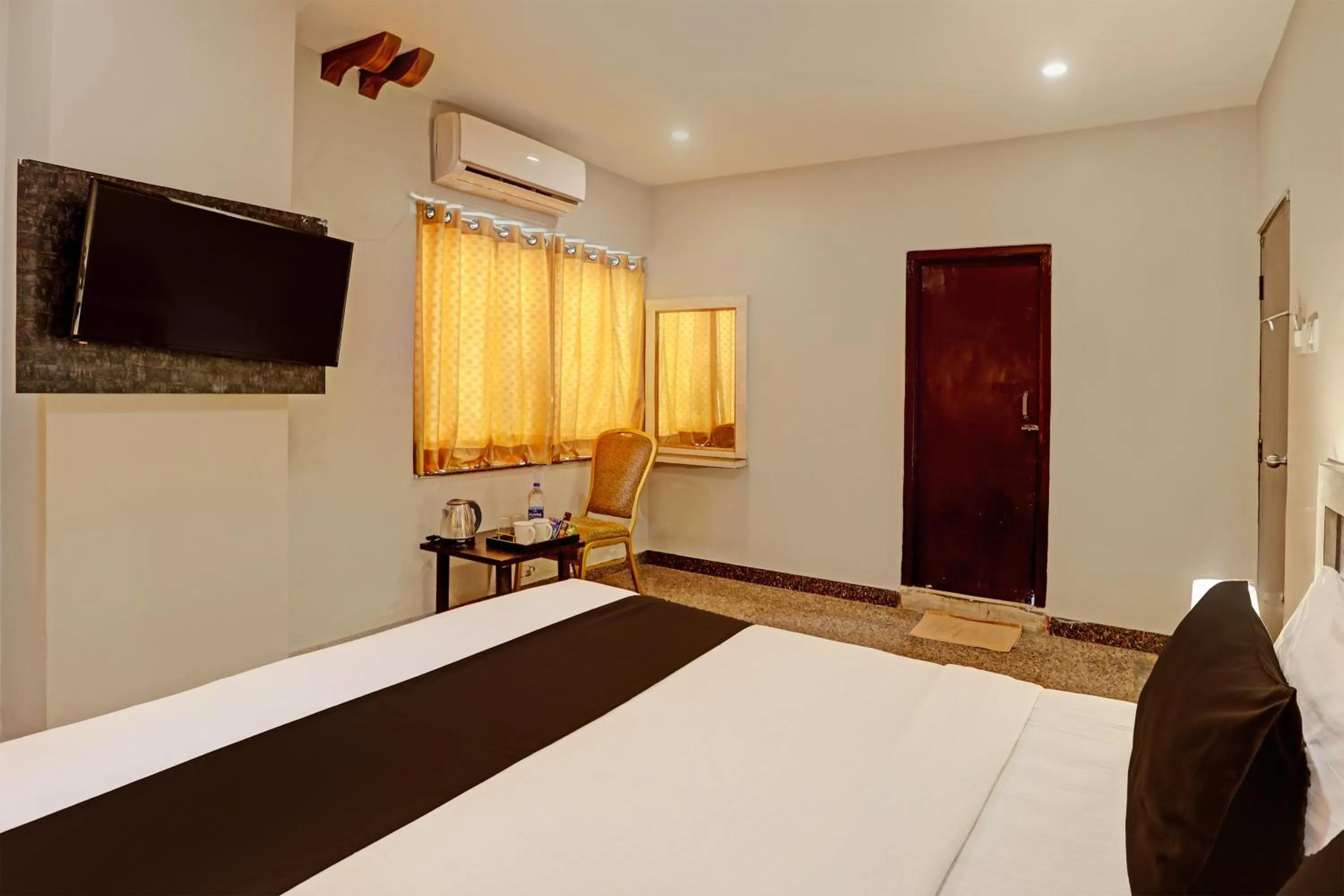 Bedroom, Bed in Super Capital O Vaishnavi