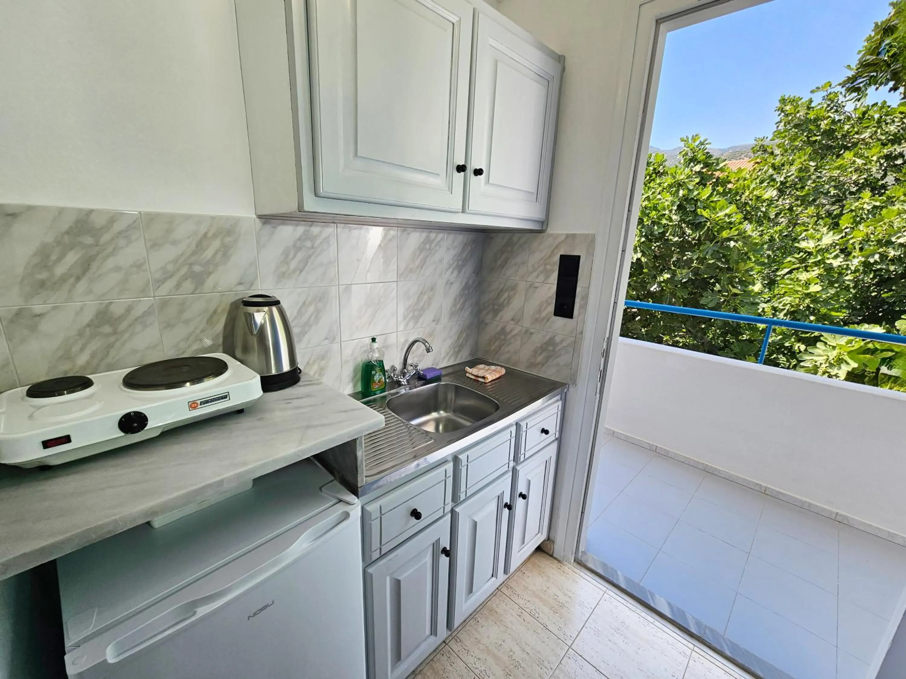 Coffee/tea facilities in Pavlis Studios Kampos