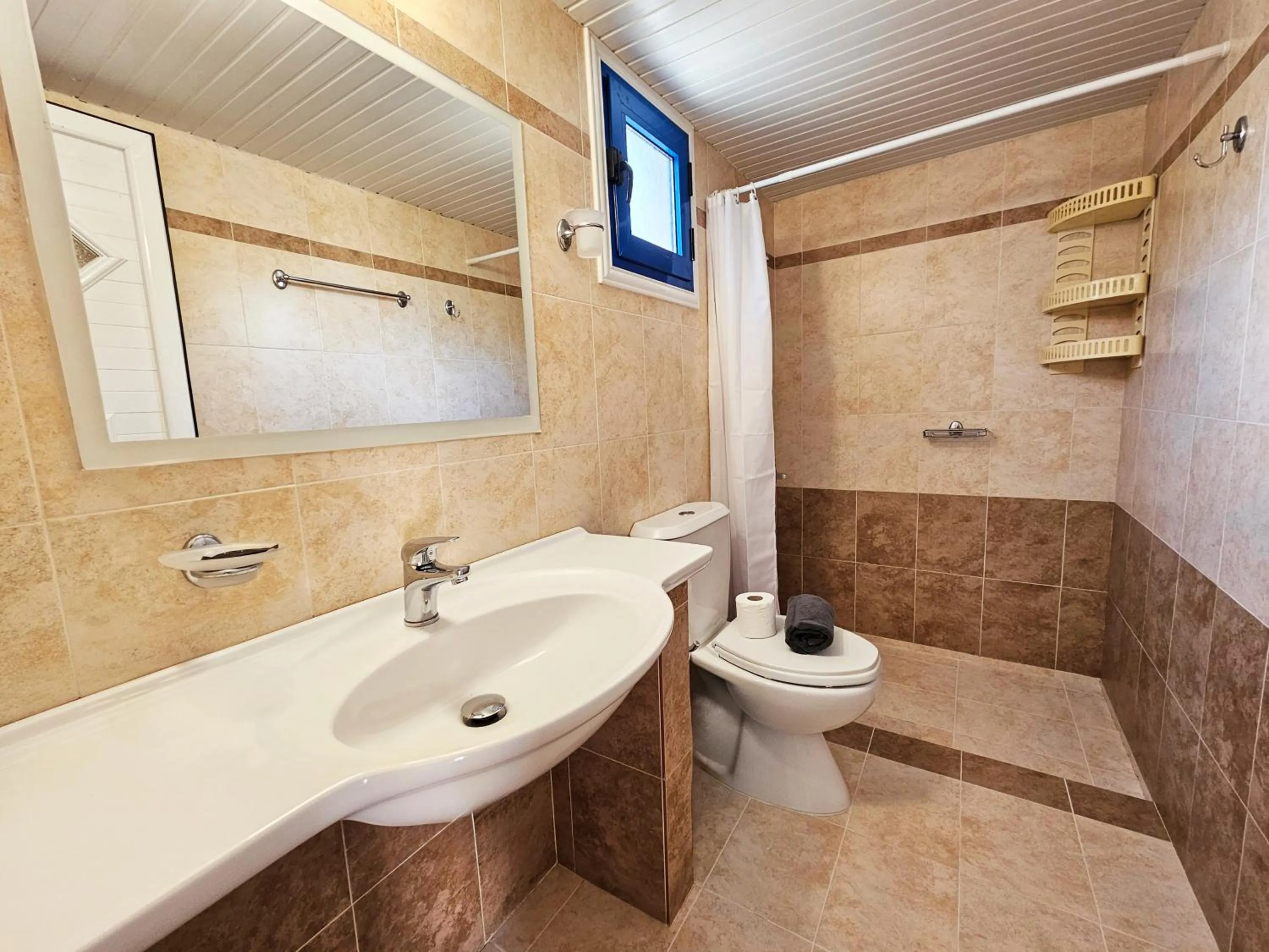 Shower in Pavlis Studios Kampos