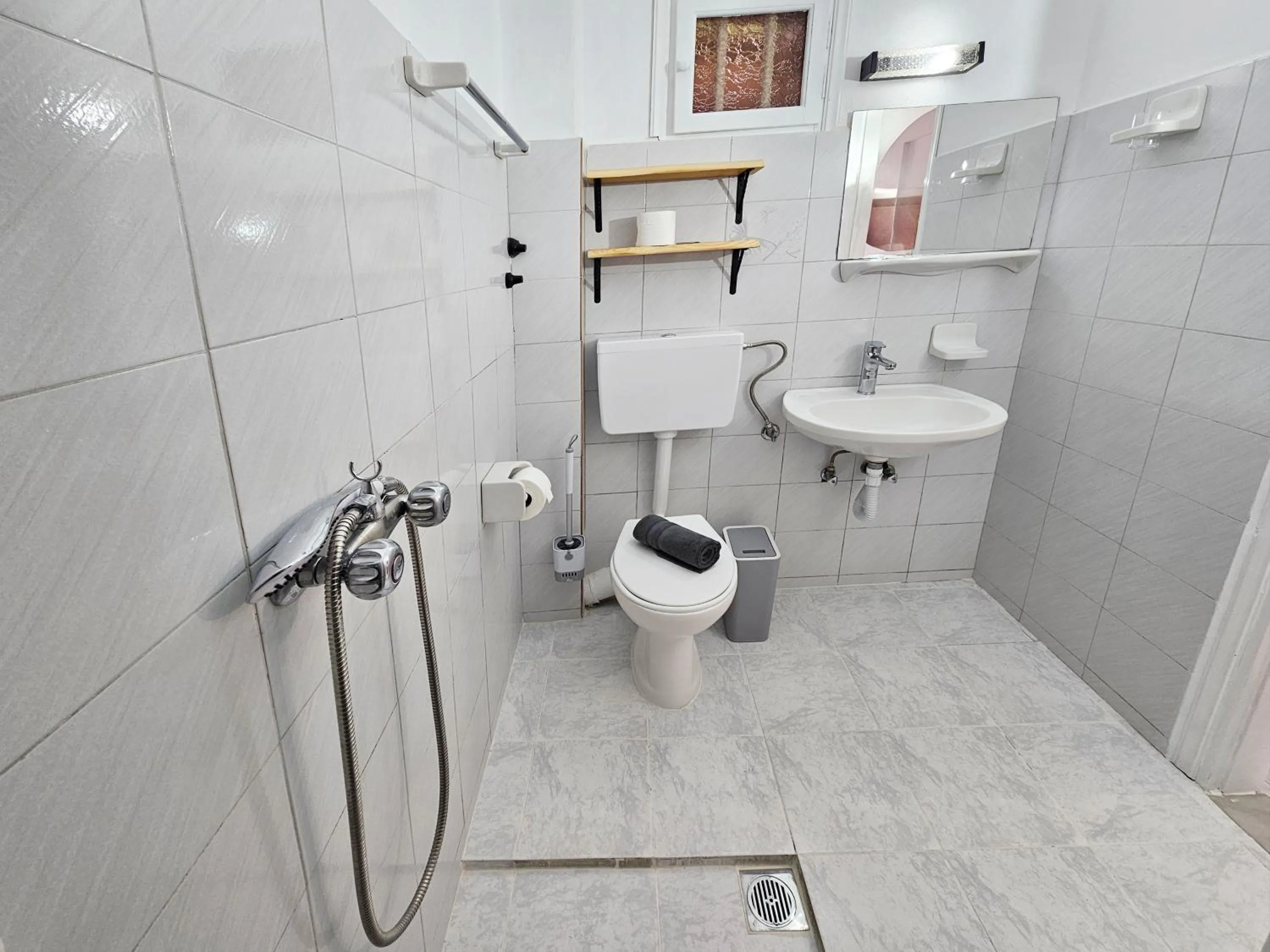 Shower in Pavlis Studios Kampos