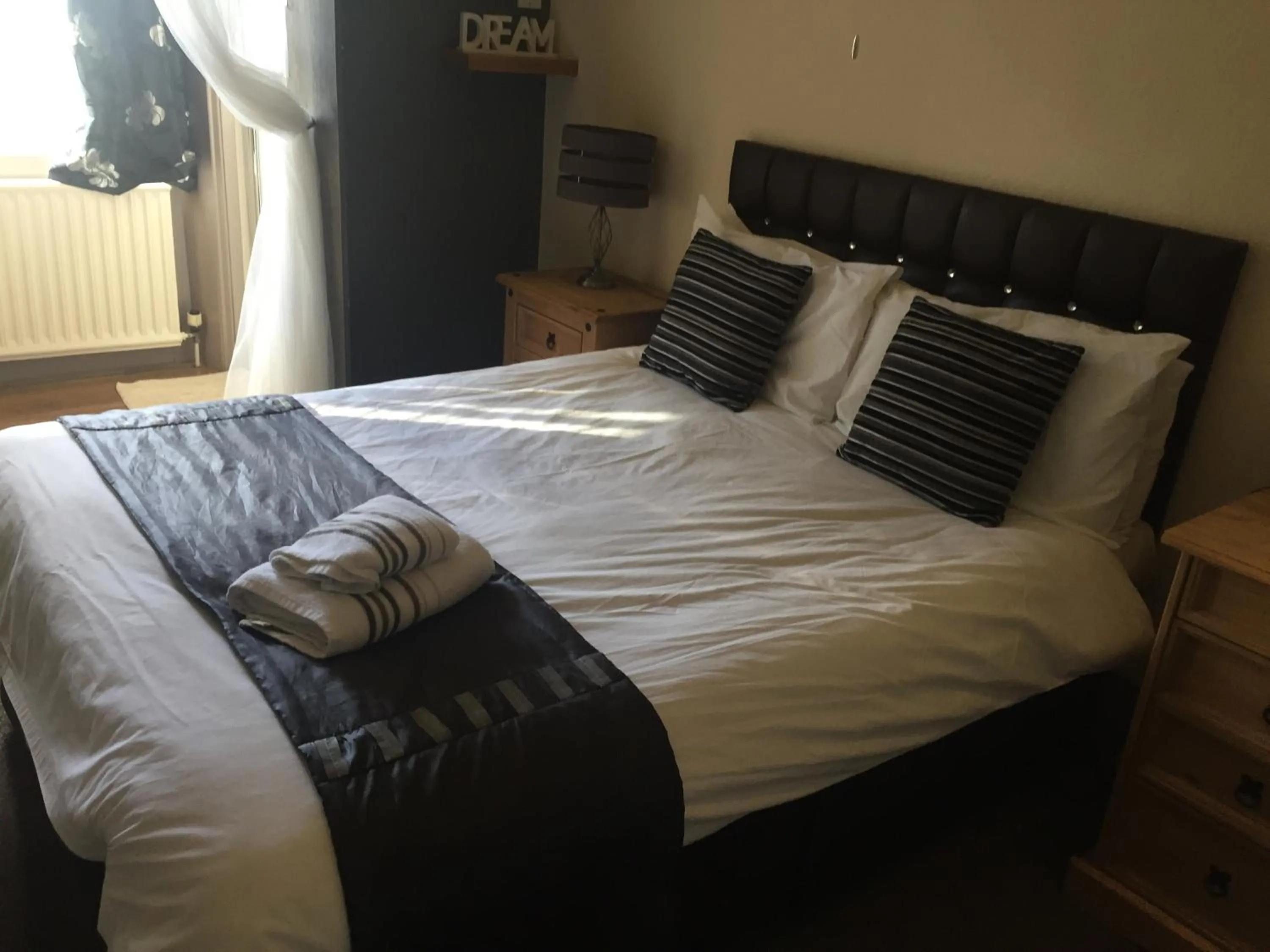 Bed in Dimple Well Lodge Hotel