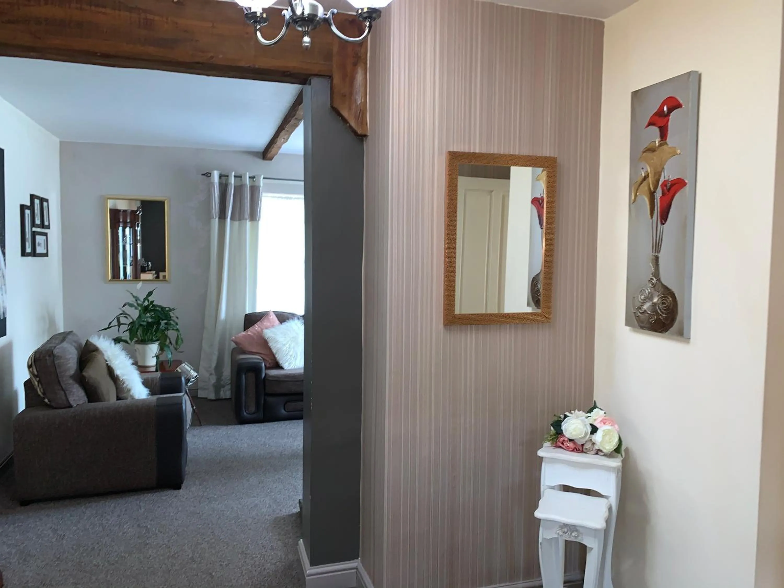 Communal lounge/ TV room in Dimple Well Lodge Hotel