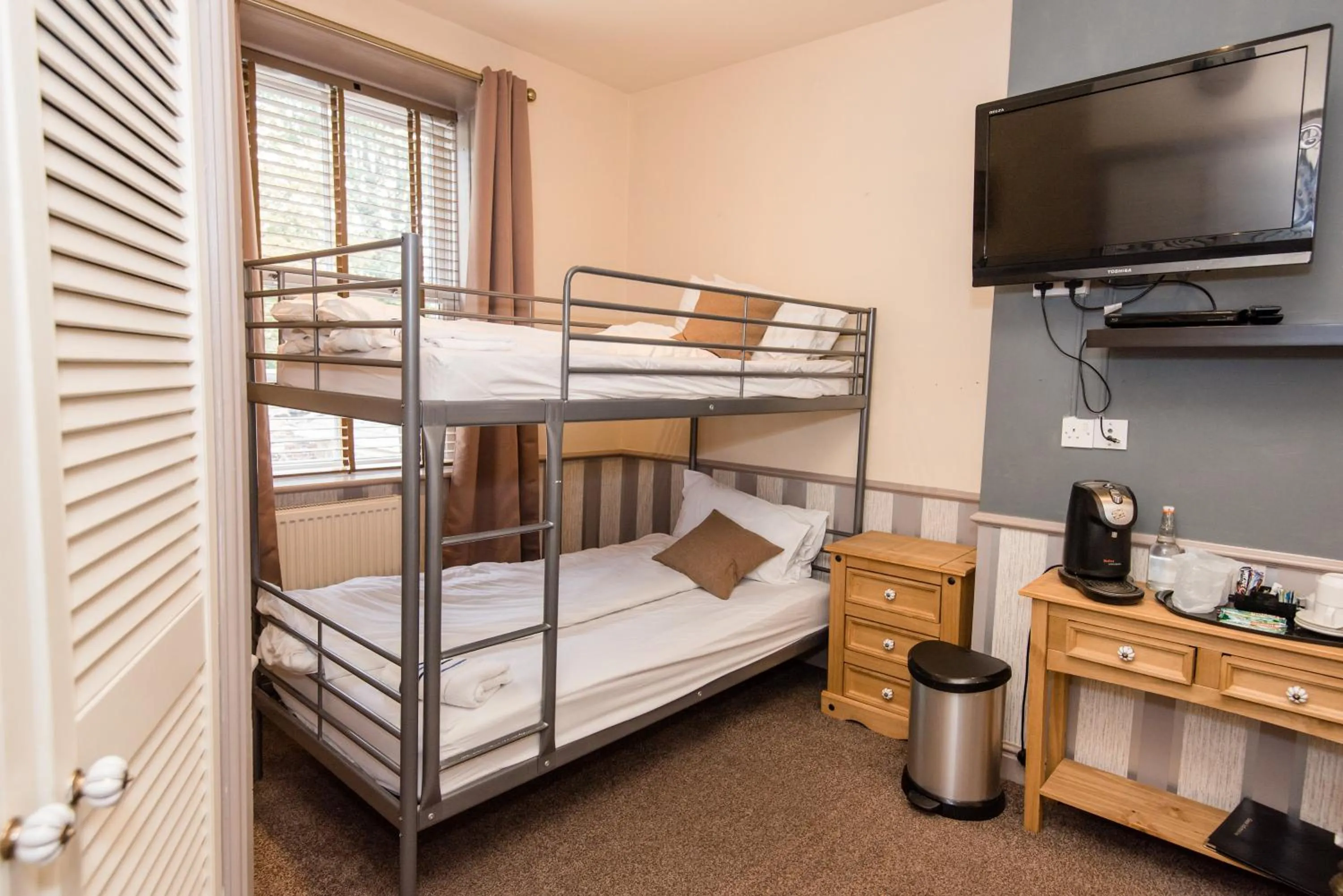 Bed in Dimple Well Lodge Hotel