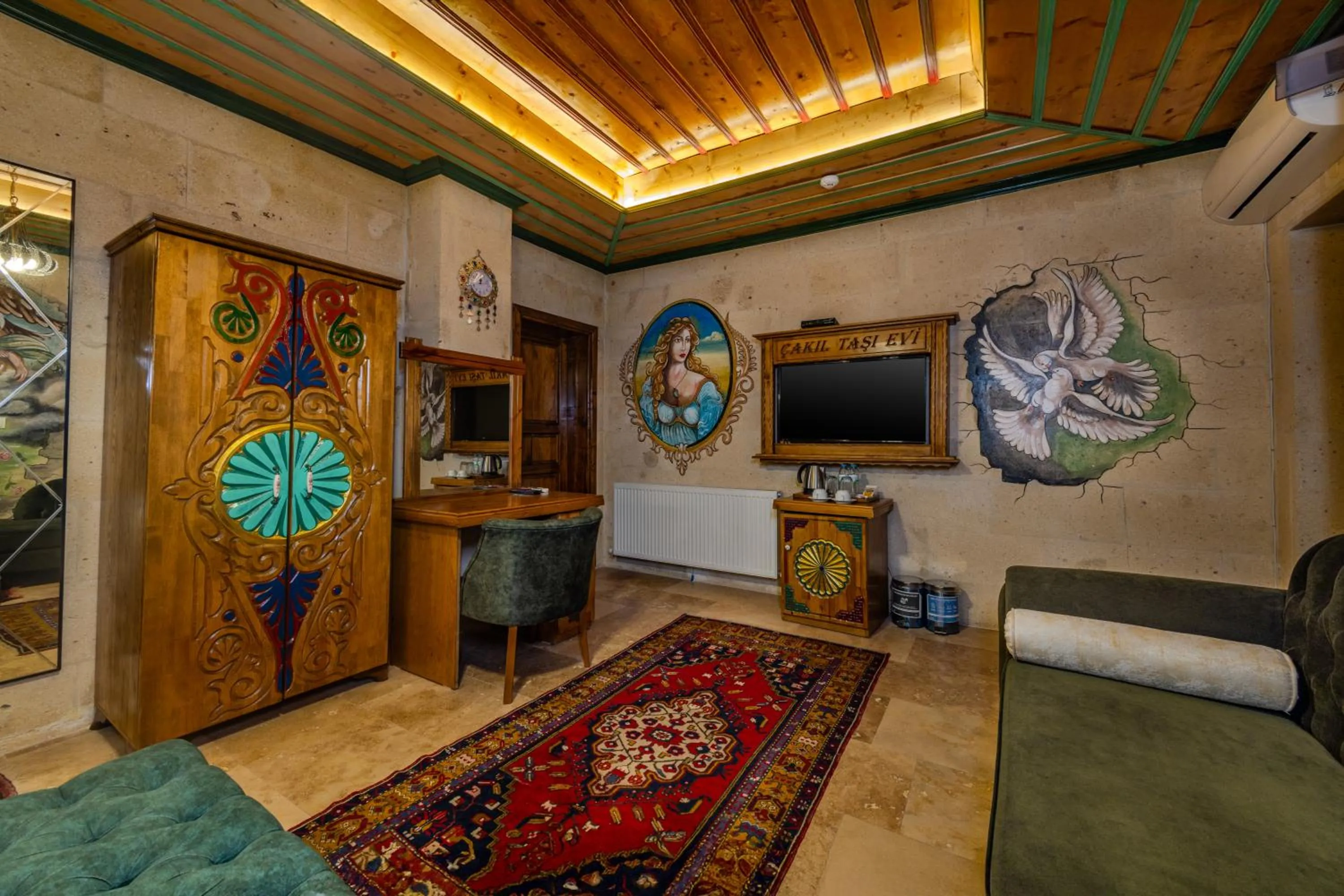 TV and multimedia in Çakıltaşı Evi Otel Spa