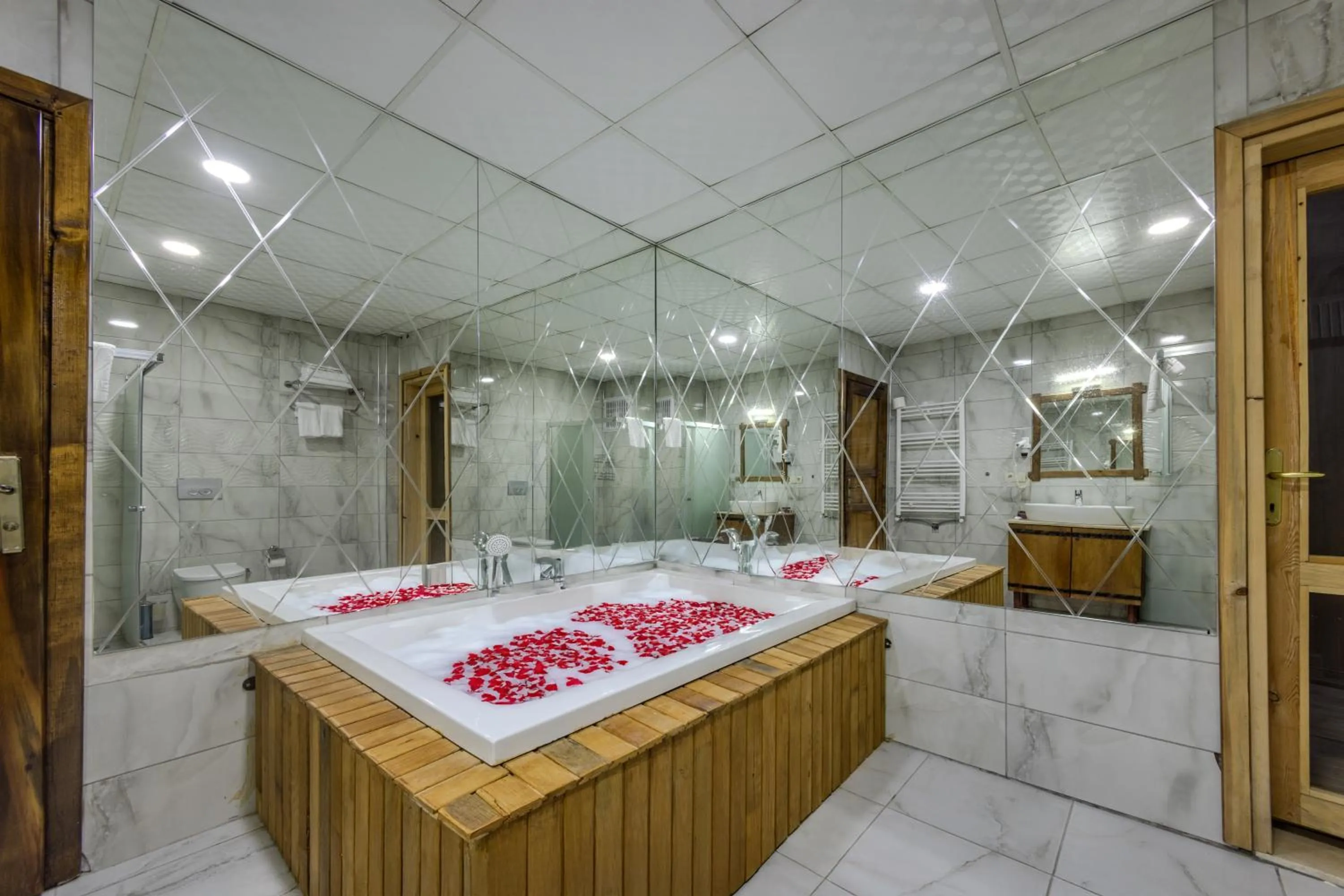 Bathroom, Bed in Çakıltaşı Evi Otel Spa