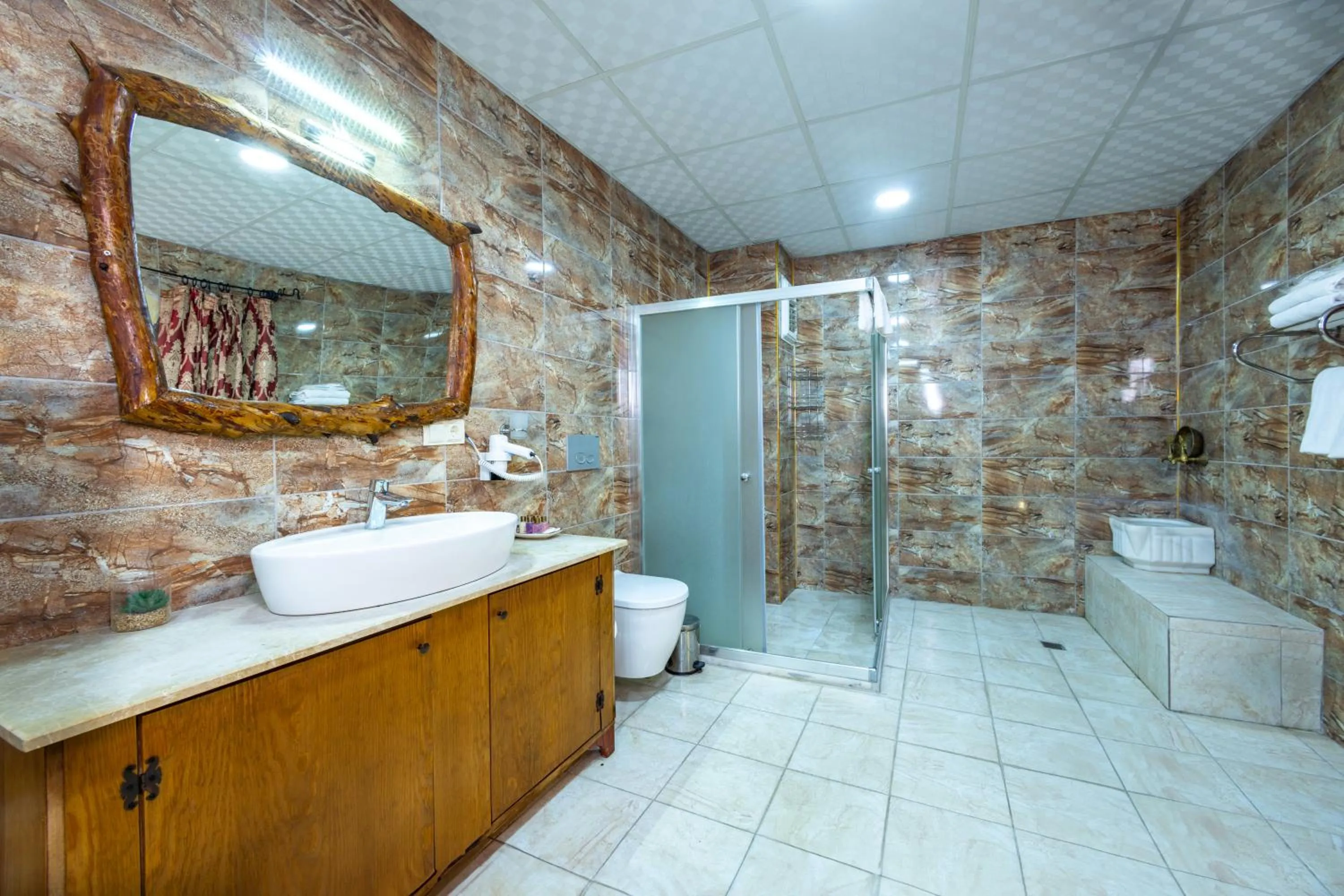 Shower in Çakıltaşı Evi Otel Spa