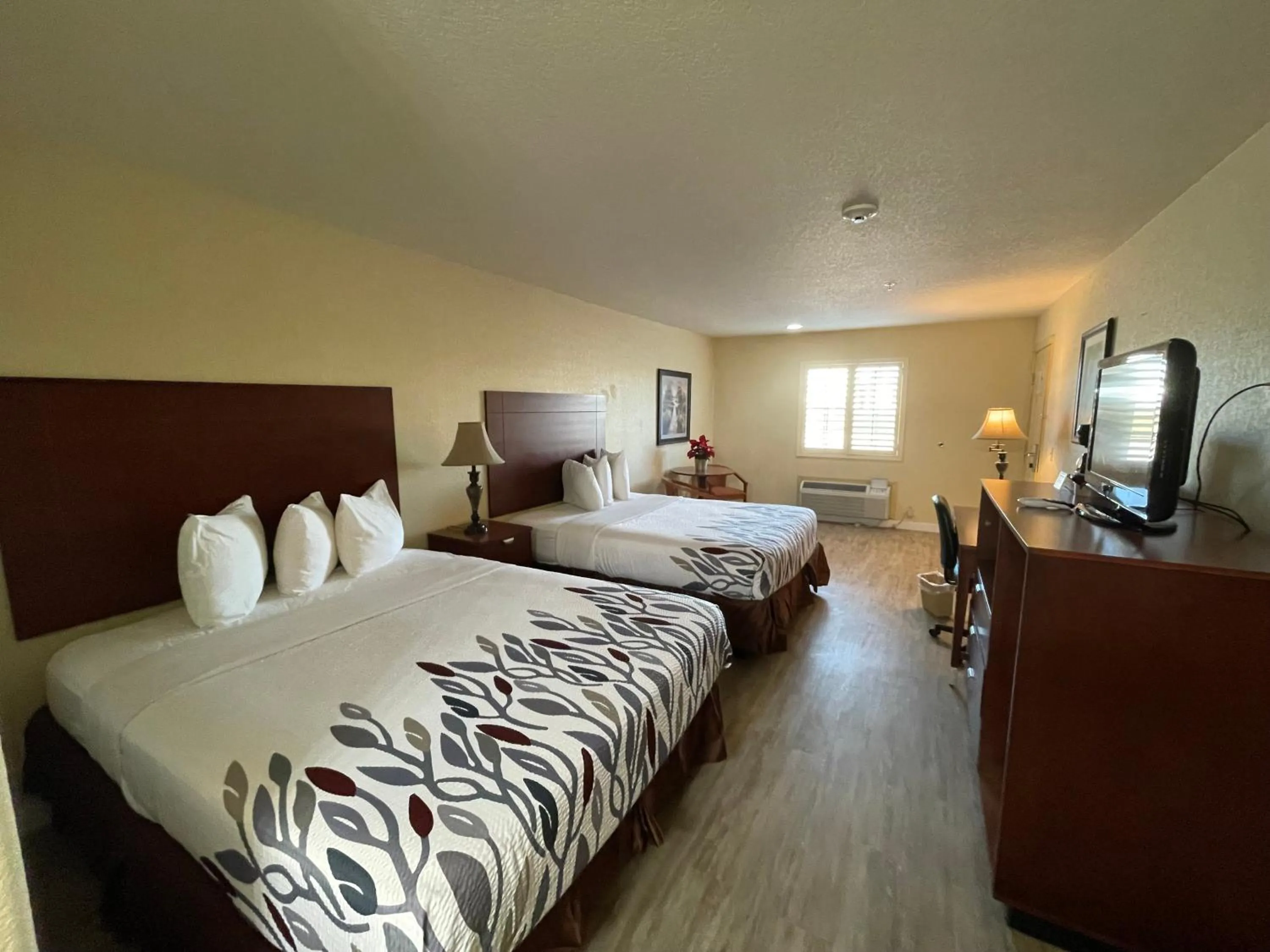 Bed in Kenedy Inn and Suites